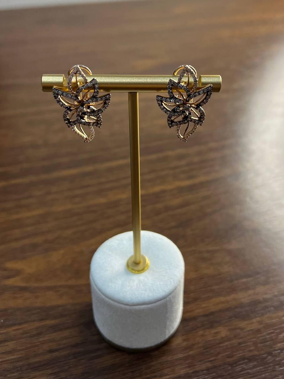 The intricate floral leaf design is adorned with shimmering diamonds, creating a captivating sparkle suitable for any occasion.

Delicate, artistic, and refined. In 14K Gold.