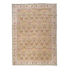 Tapis à fleurs dorées