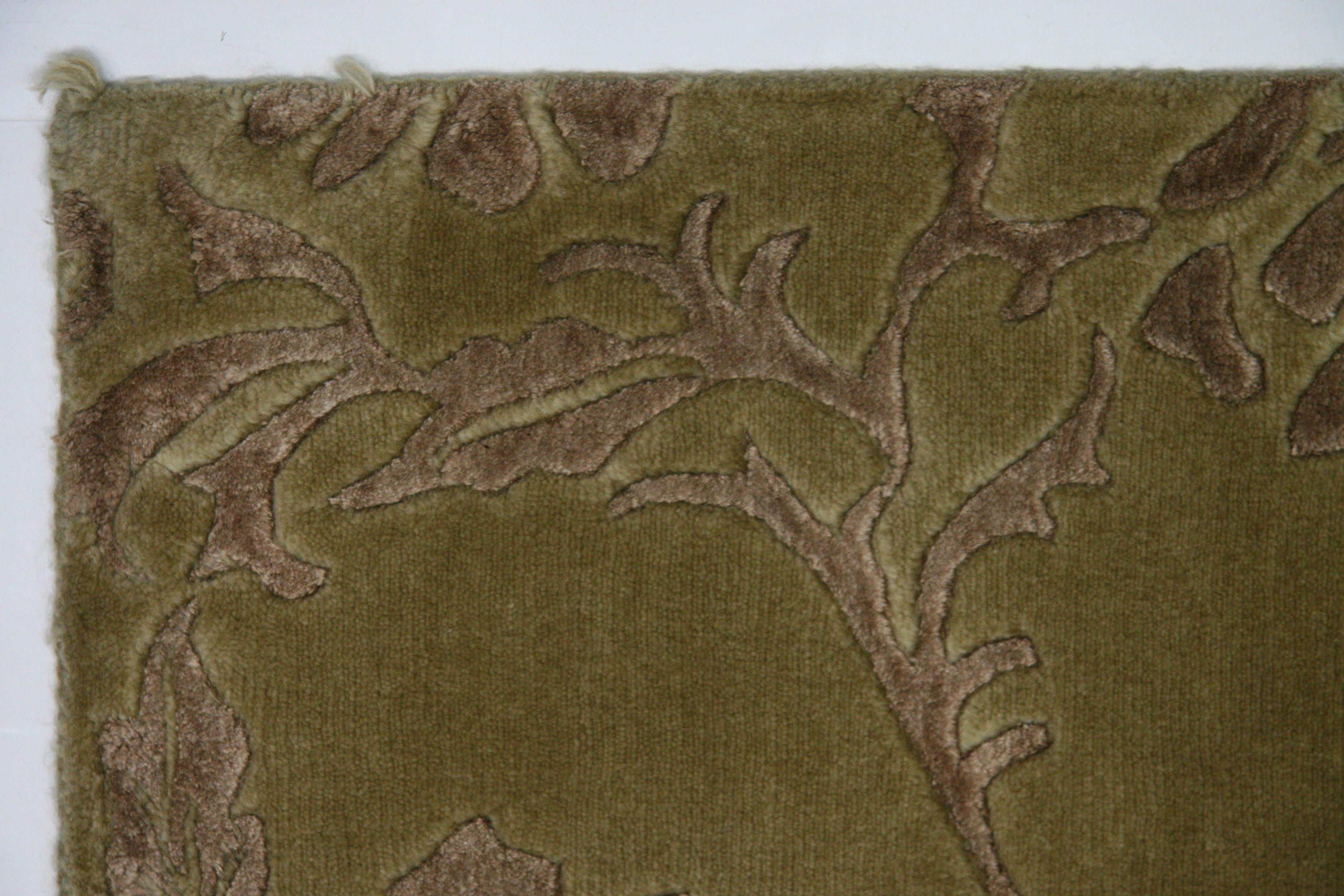 Noué à la main Tapis de laine et de soie à motifs floraux dorés en vente