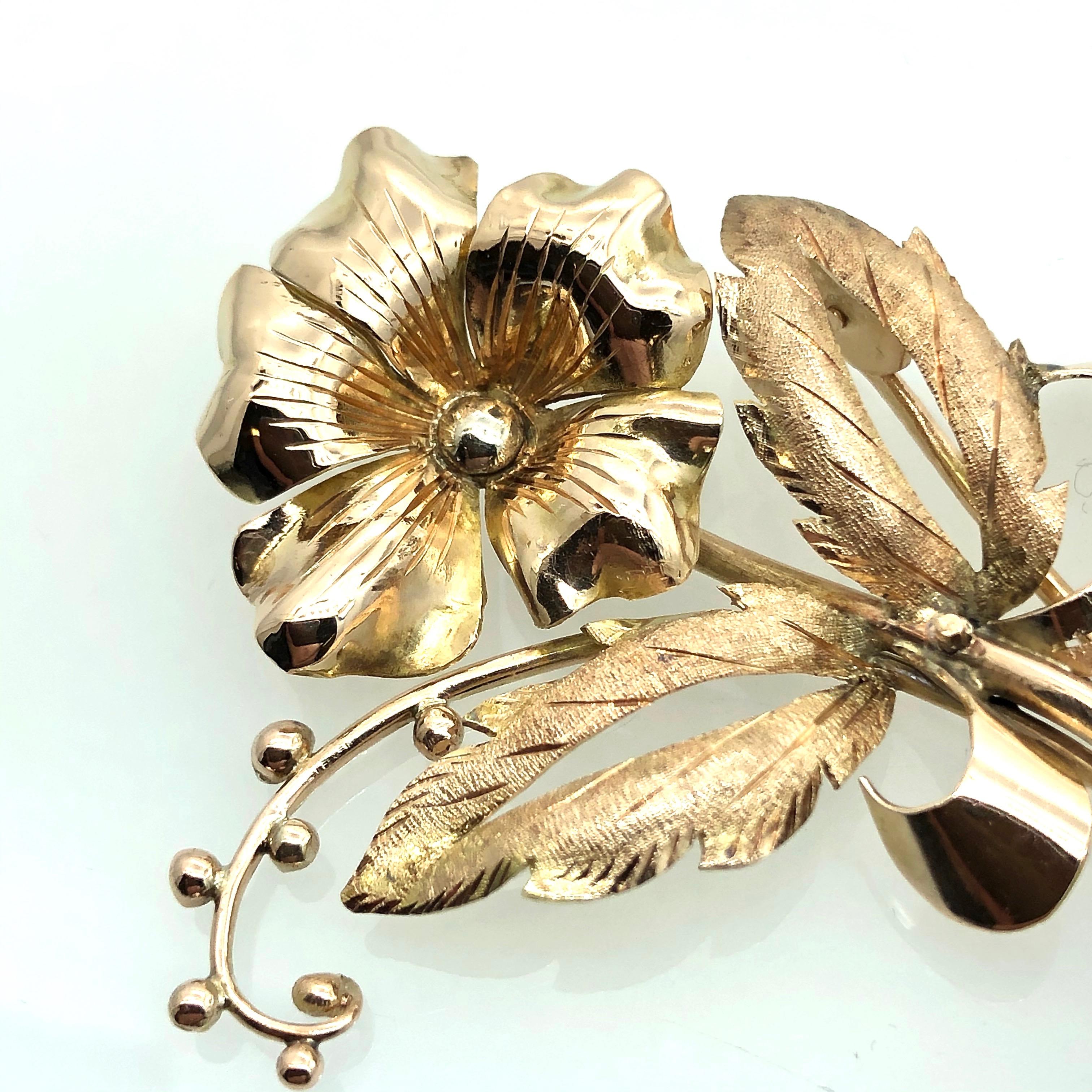 Tiffany Style Gold Flower Brooch in 14 carat yellow gold (tested), circa 1950.
Polished Flower motif with frosted leafs, hand made and hand engraved.
Measurements: 5.5 cm x 4.9 cm
Weight of the brooch is 8.8 grams




