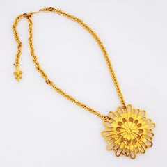 Collier pendentif fantaisie en forme de fleur en or par Vendome, années 1960