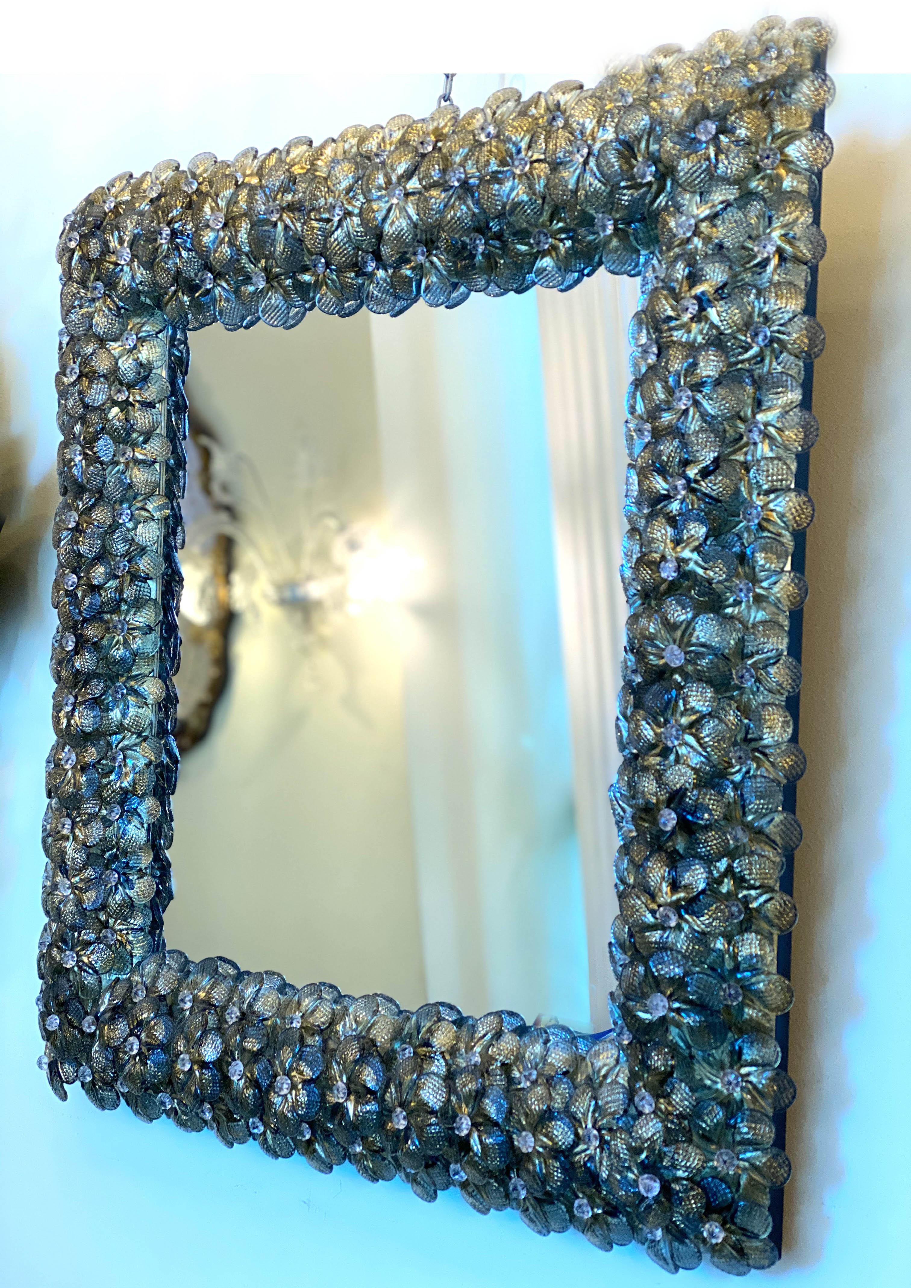 Specchio italiano in vetro di Murano con decine di graziosi fiori d'oro soffiati a mano.
Disponibile anche la coppia.