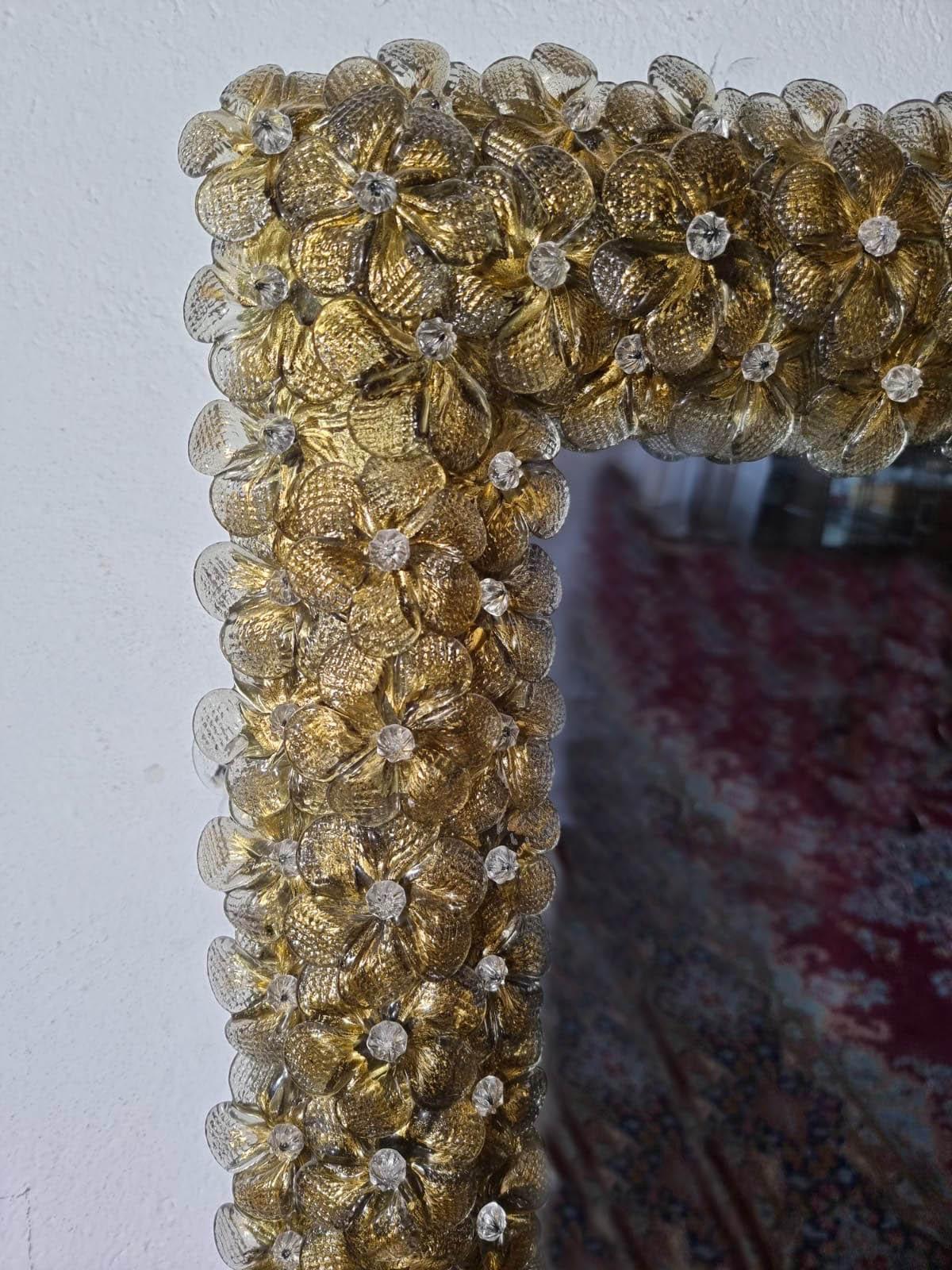 Goldblumen-Spiegel aus Muranoglas in Zargenform (Italienisch) im Angebot