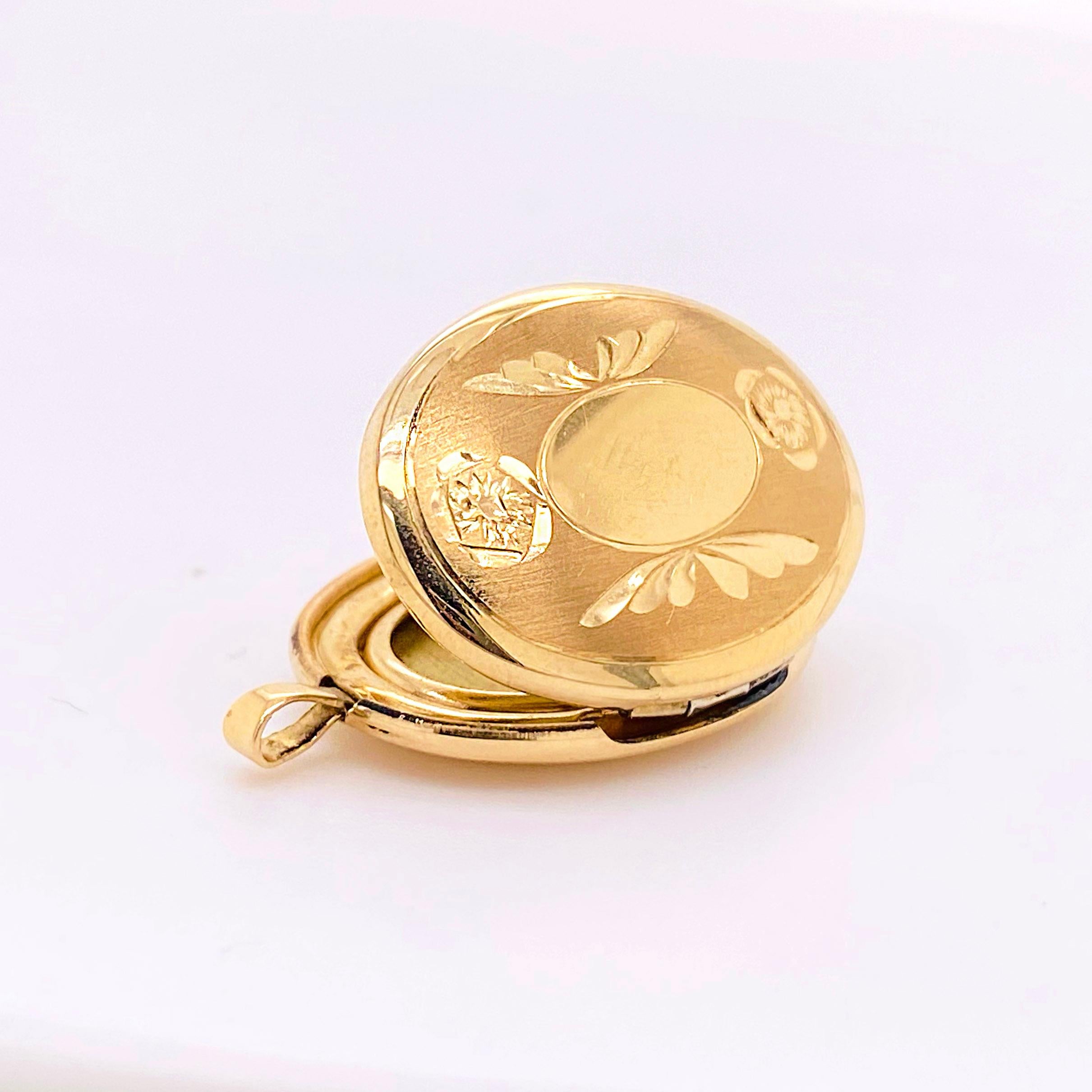 Gold Blumen-Medaillon, Vintage inspirierte 14K Gold florale Flügel oval gravierte Halskette (Moderne) im Angebot