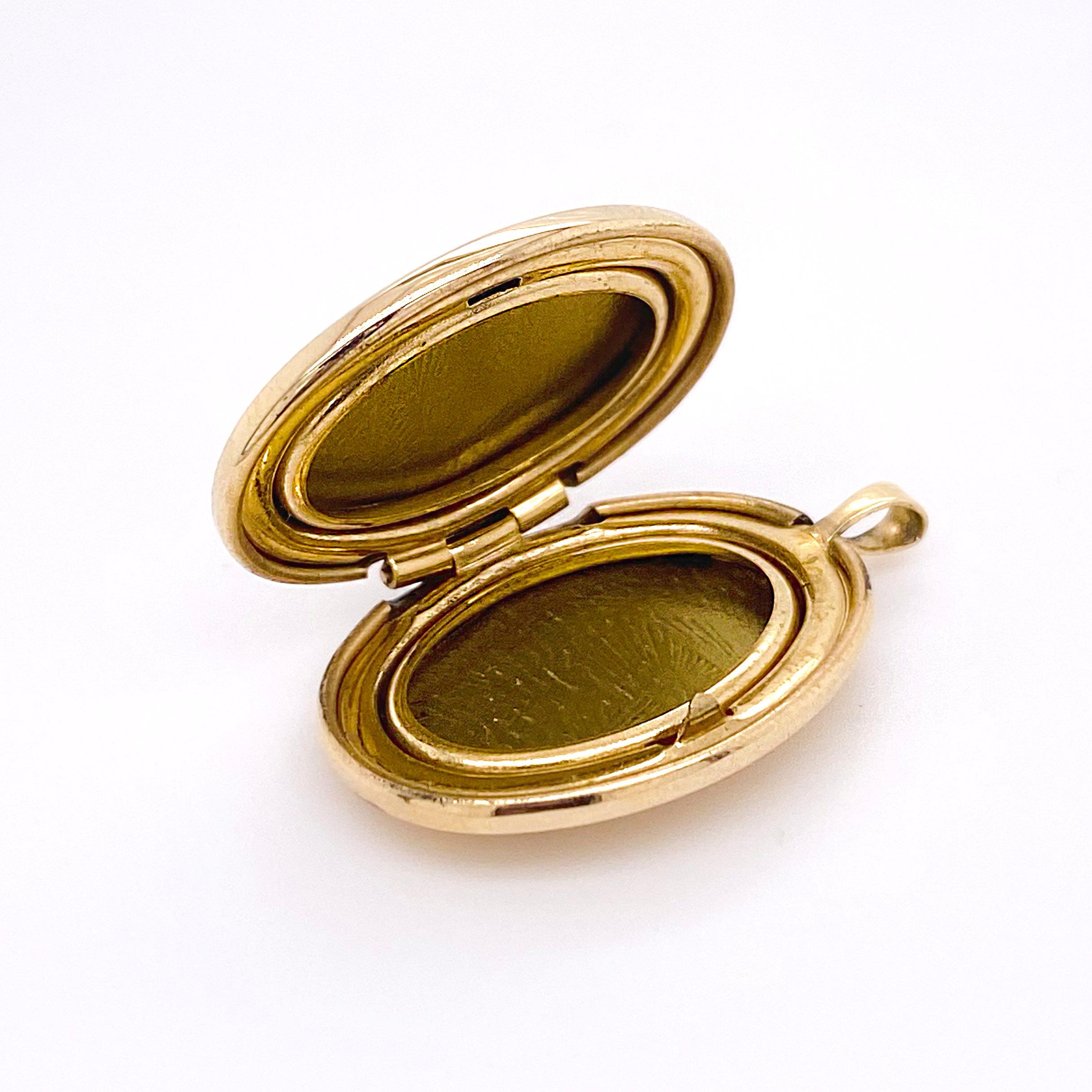 Gold Blumen-Medaillon, Vintage inspirierte 14K Gold florale Flügel oval gravierte Halskette im Zustand „Neu“ im Angebot in Austin, TX