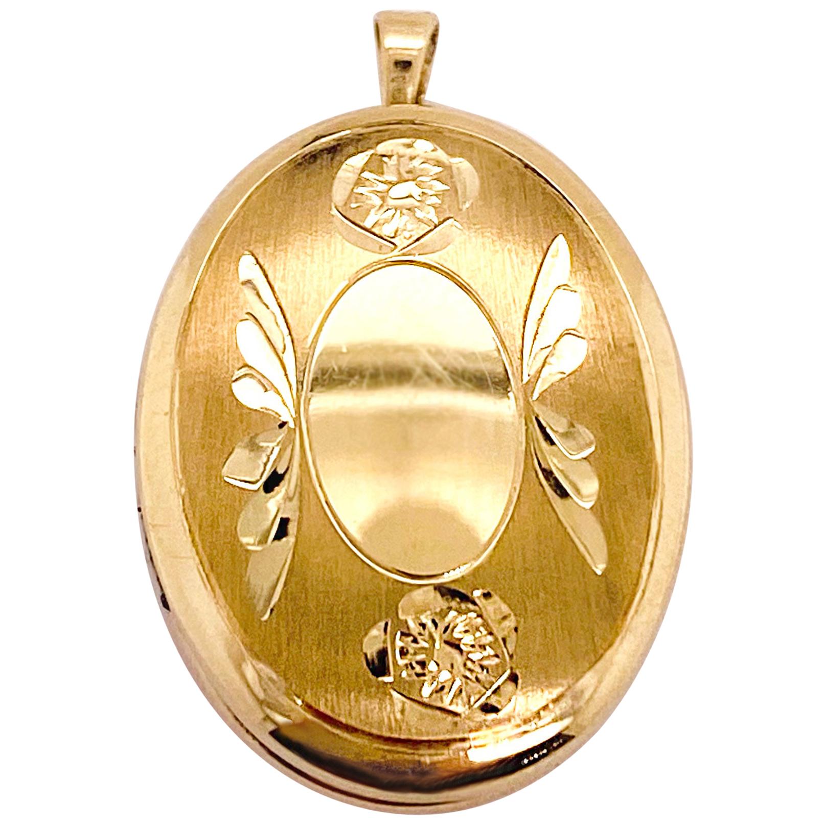 Gold Blumen-Medaillon, Vintage inspirierte 14K Gold florale Flügel oval gravierte Halskette im Angebot