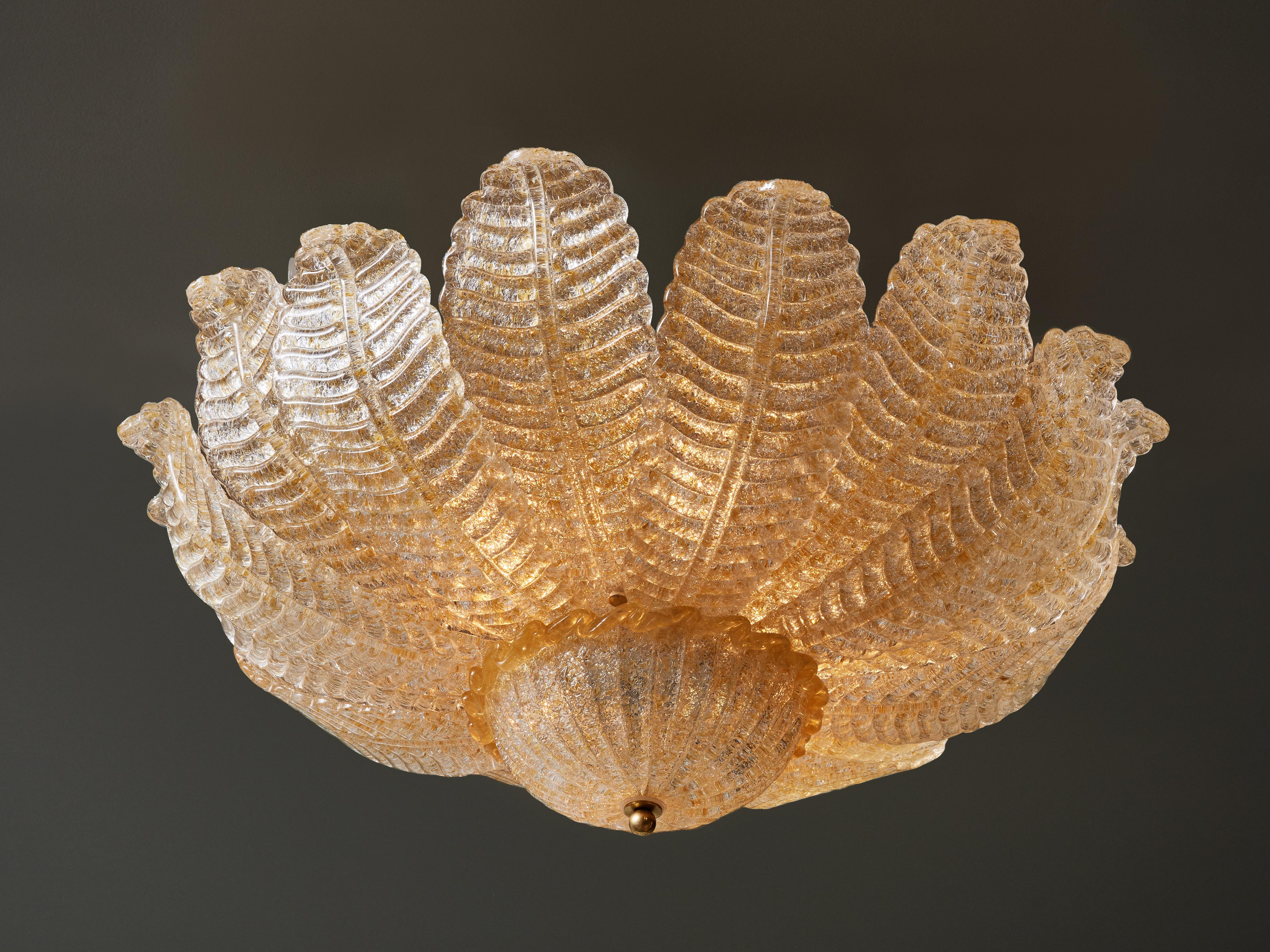 Incantevole incasso in vetro di Murano color oro, a forma di fiore.