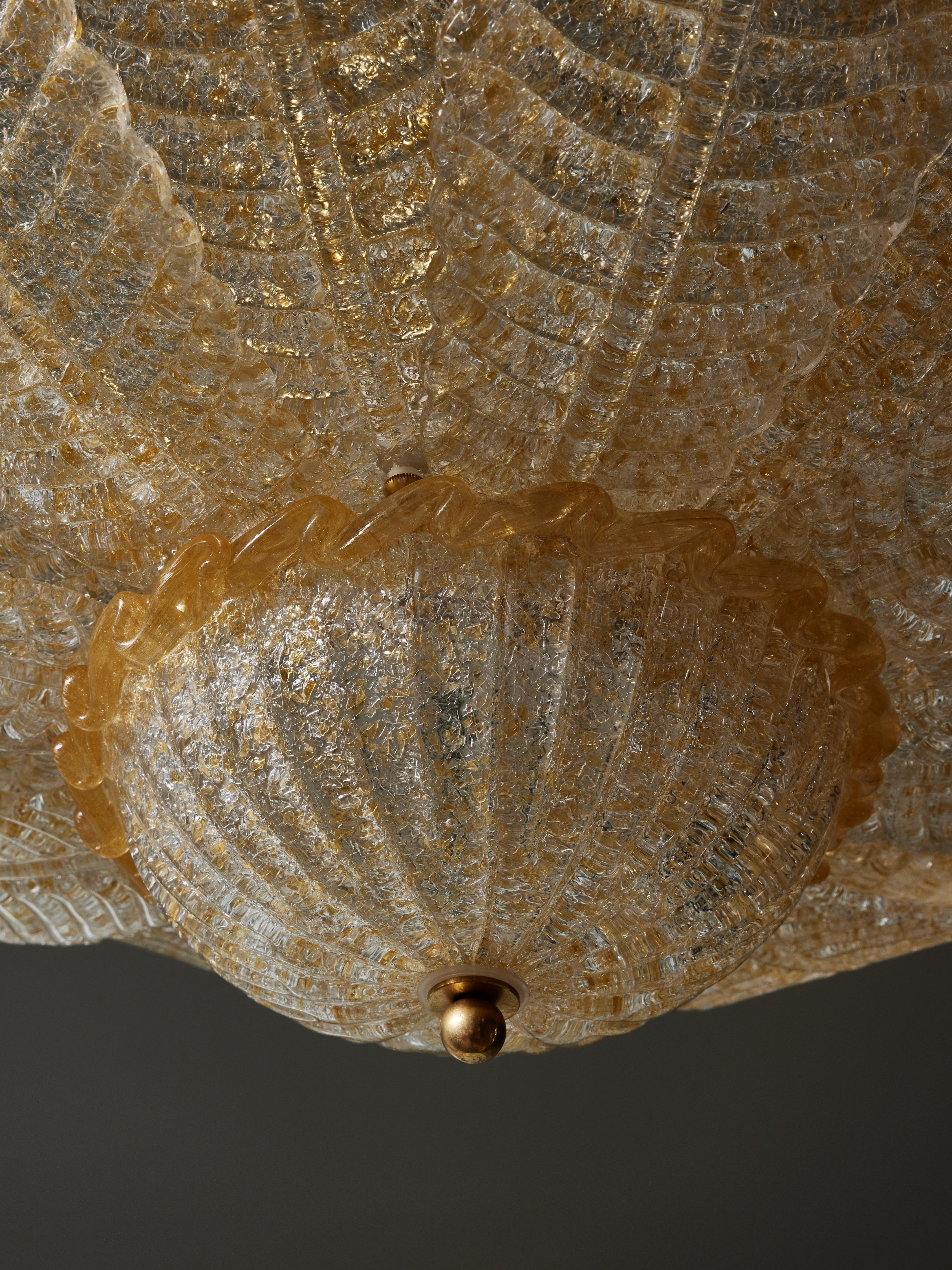Italiano Lampadario in vetro di Murano con fiori d'oro in vendita