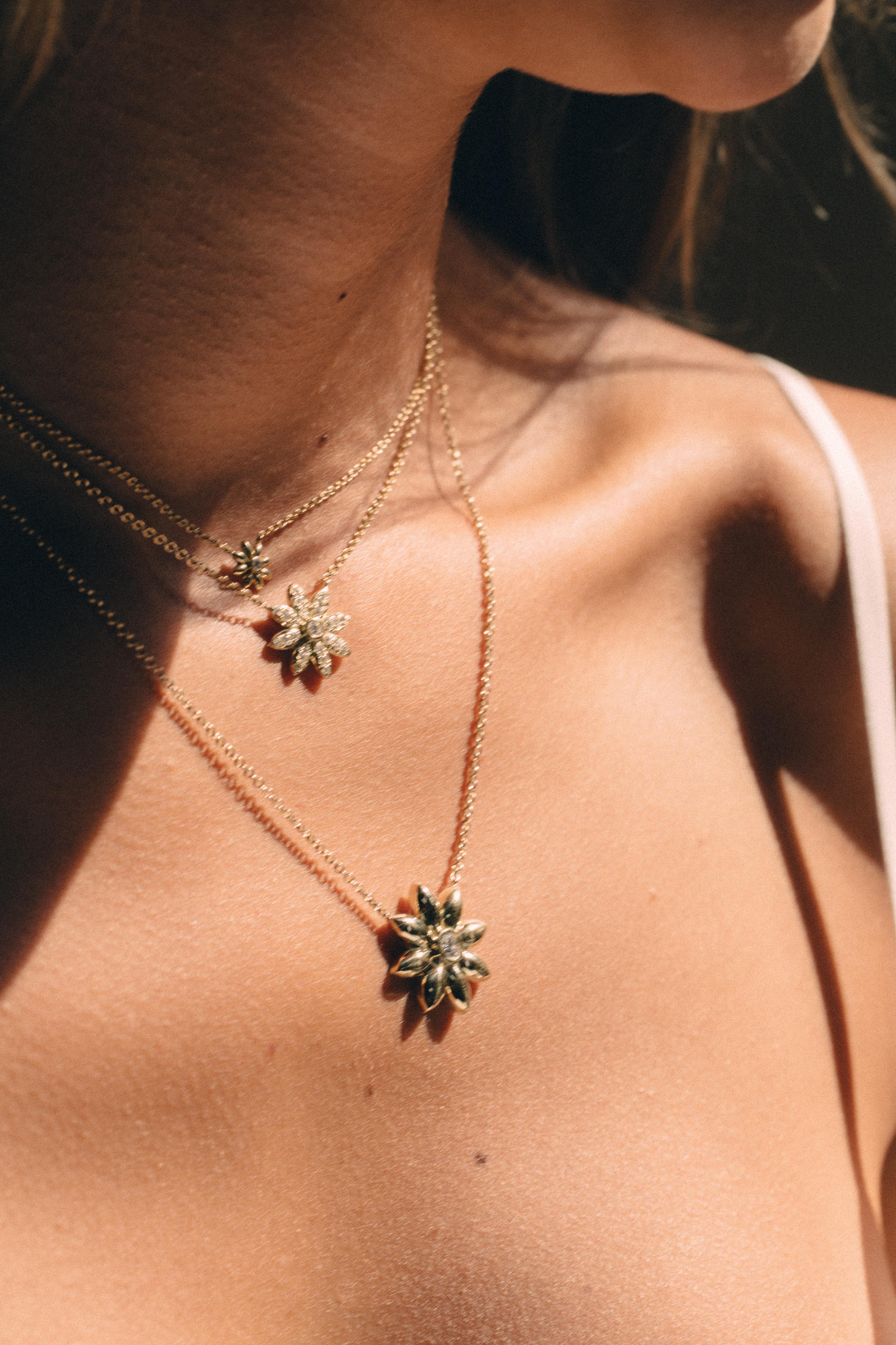 Contemporary Gold Flower Necklace with Diamonds For Sale