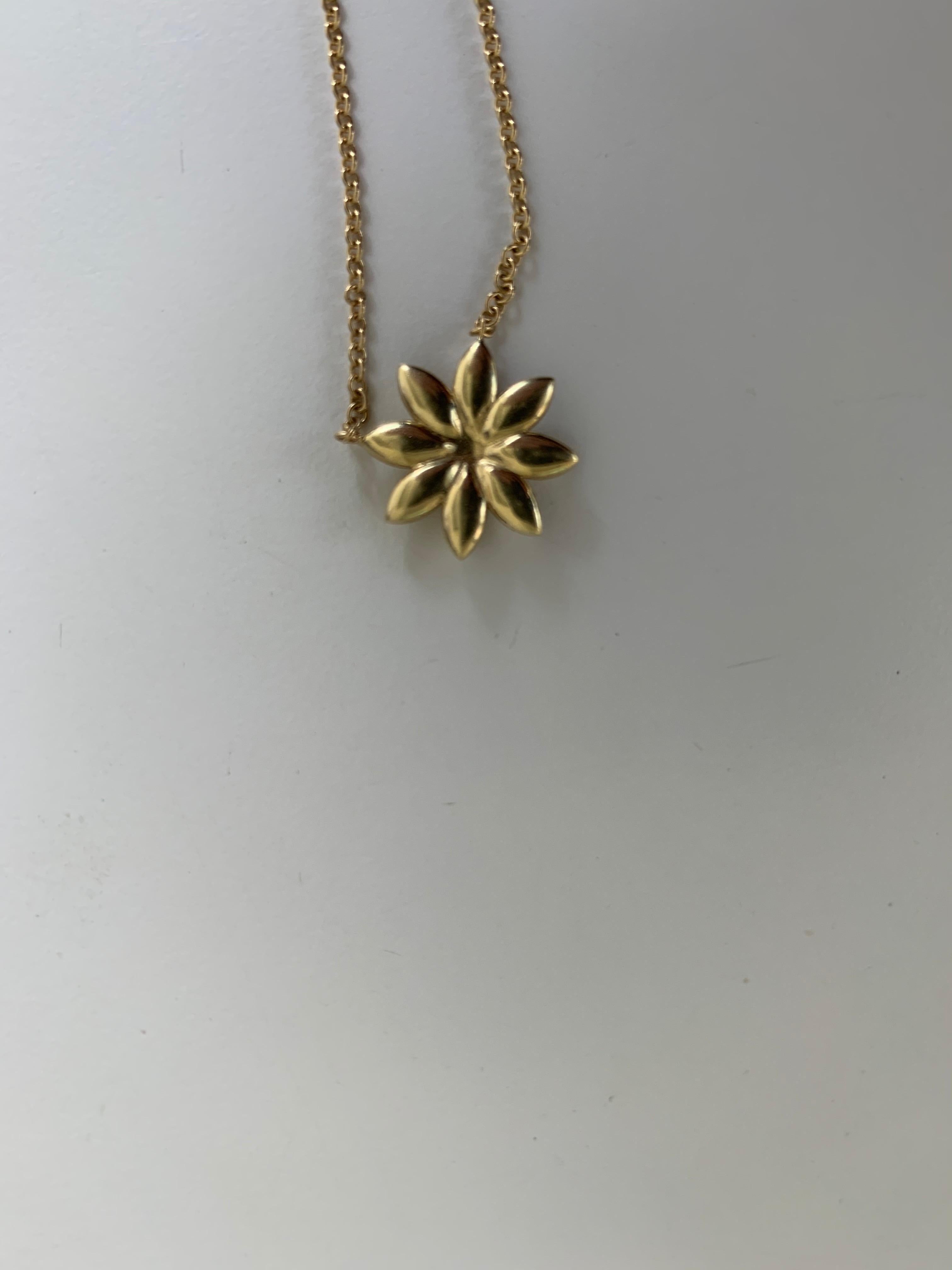 Gold Flower Necklace with Diamonds In Excellent Condition For Sale In Los Angeles, CA