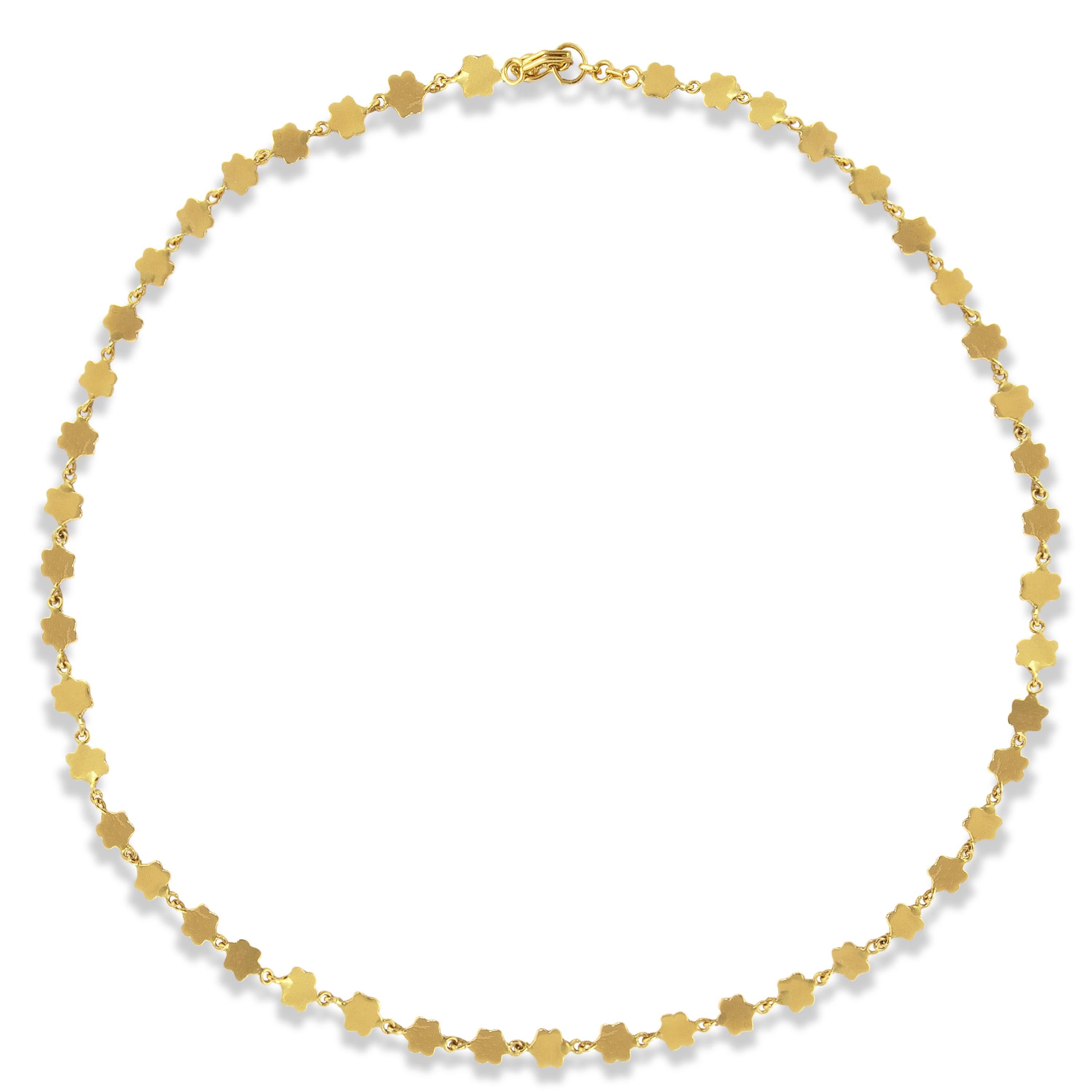 Diese 22-karätige Goldpailletten-Halskette mit Hakenverschluss besteht aus einundfünfzig 6-blättrigen Blüten.  Jede Blüte ist 6 mm groß und die Kette ist hochglanzpoliert.  Ein perfektes Stück für jeden Tag, das allein oder mit anderen Ketten