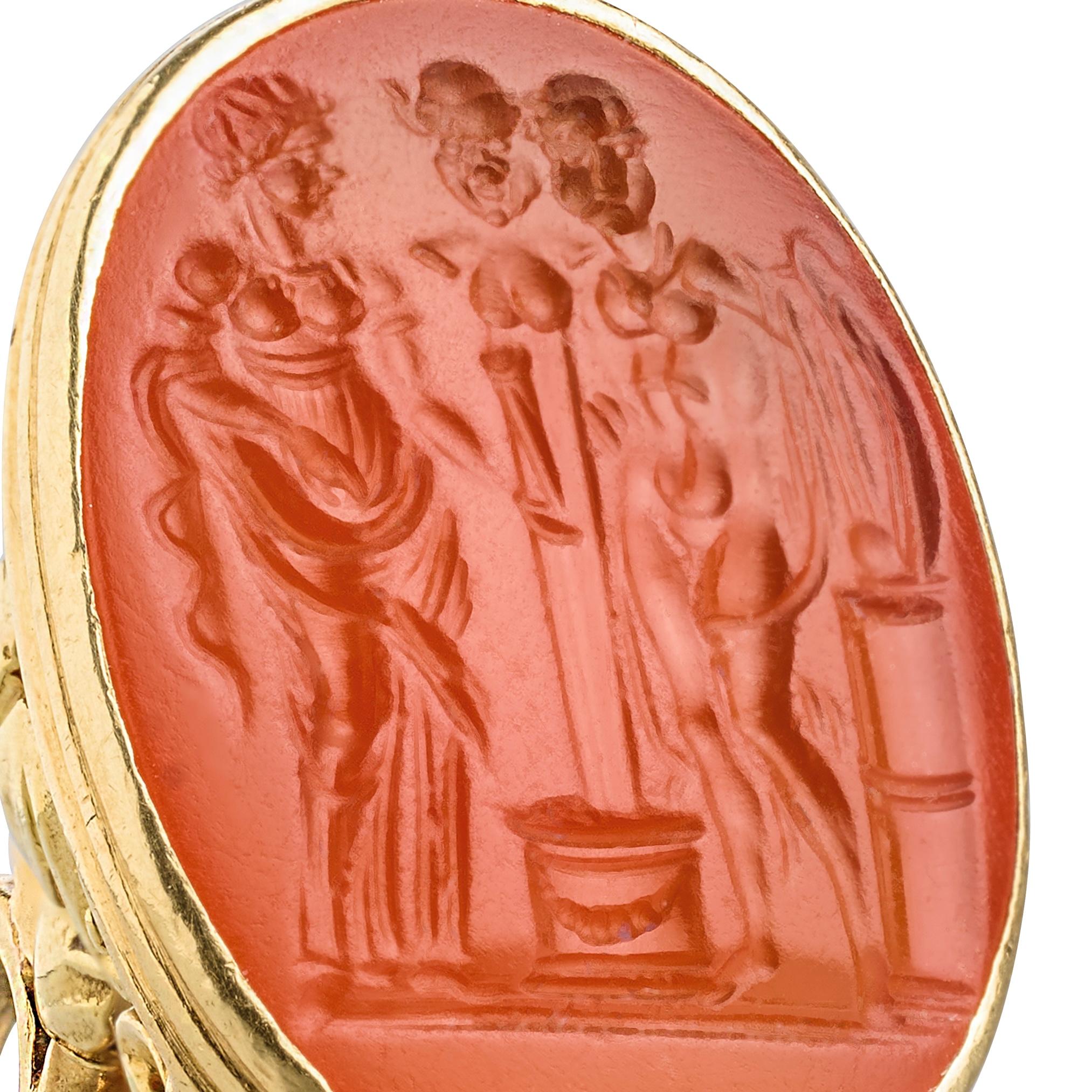 Sigillo a fodero di corniola montato in oro con incisione di un'erma, figure femminili e altare sacrificale
 
Rinascimento, XVI secolo (calcografia); Francia, XVIII secolo (montatura, con marchi di dazio)
 
Misure
    -    Intaglio: 1,8 × 1,4 cm
   