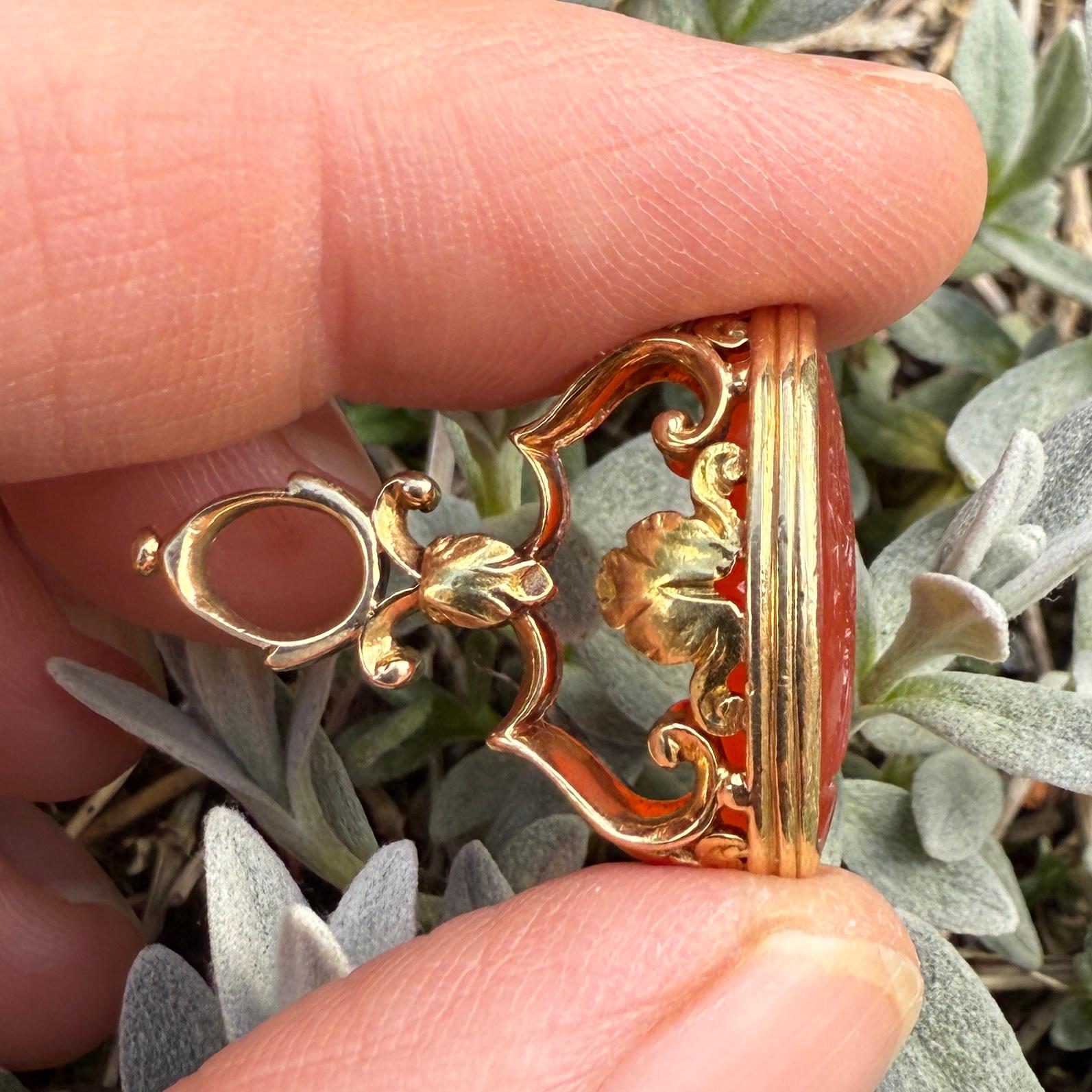 Sigillo in oro con incisione rinascimentale di erma, figure e altare con lira. in vendita 1