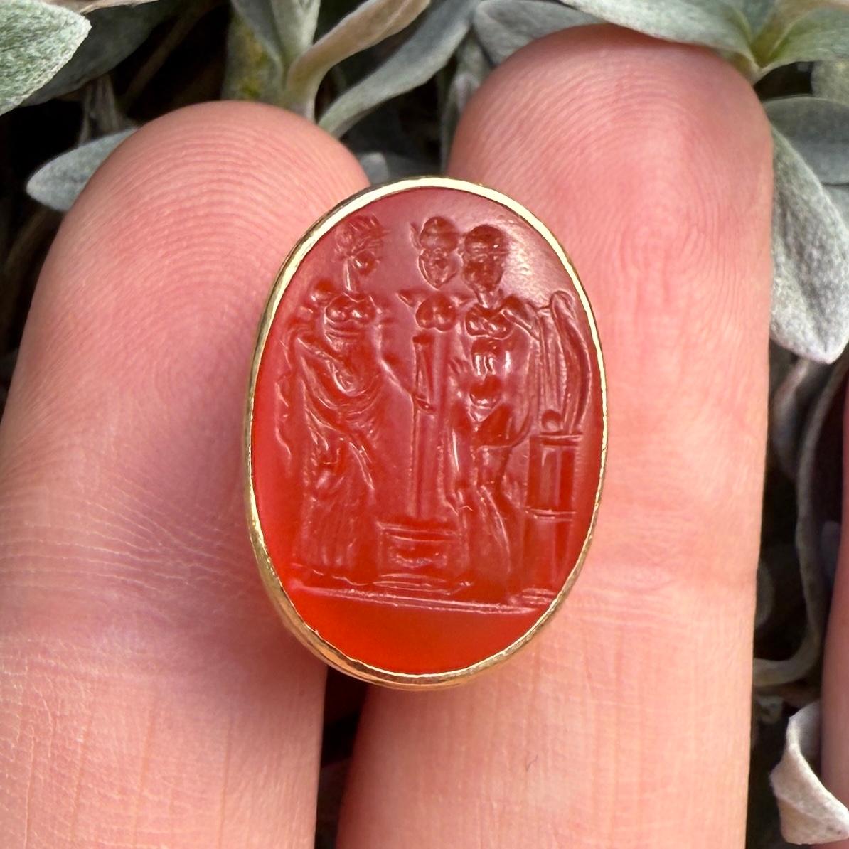 Sigillo in oro con incisione rinascimentale di erma, figure e altare con lira. in vendita 2