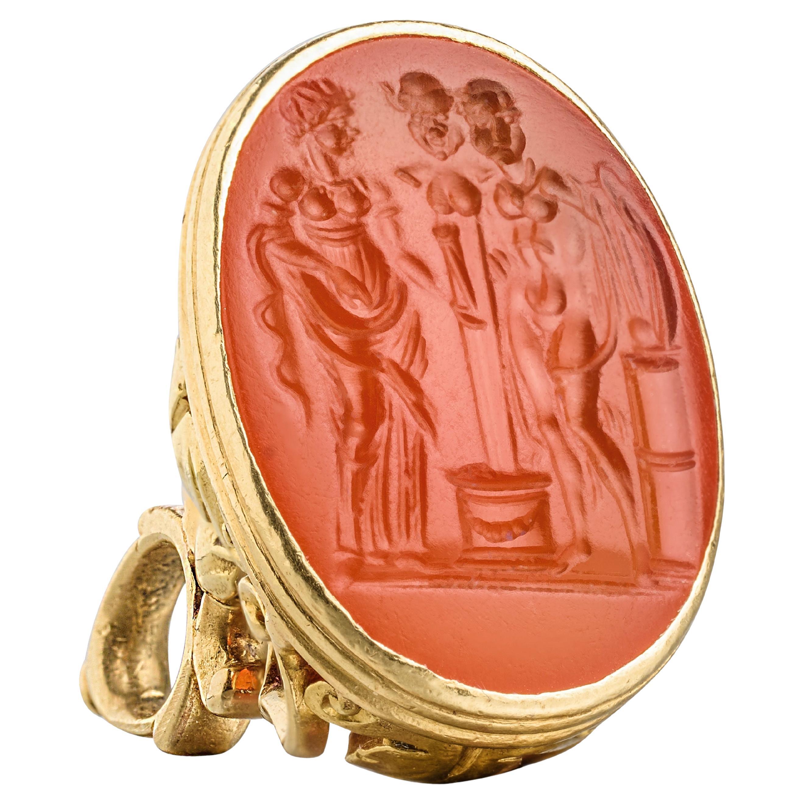 Sceau en or avec intaille de la Renaissance représentant un hermès, des personnages et un autel avec une lyre.