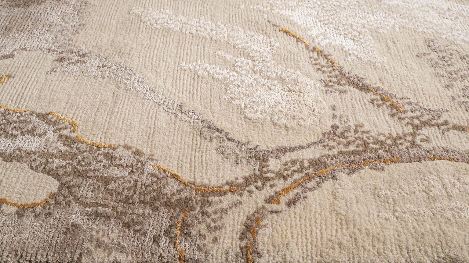 Annodato a mano Tapis Rouge Gold Forest - Tappeto moderno beige bianco annodato a mano in lana e seta di bambù in vendita