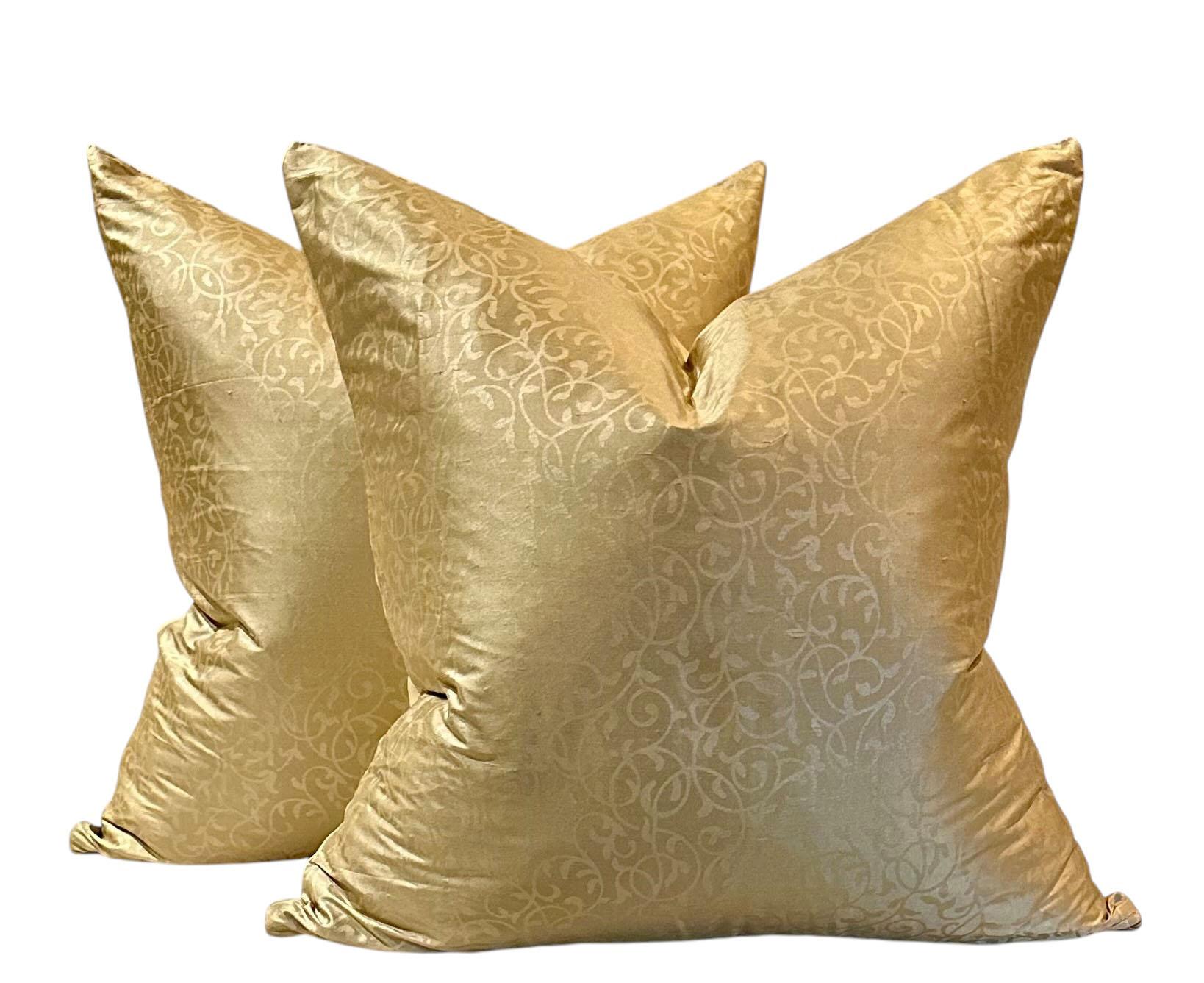 Cuscini italiani Fortuny oro In condizioni buone in vendita a Tampa, FL