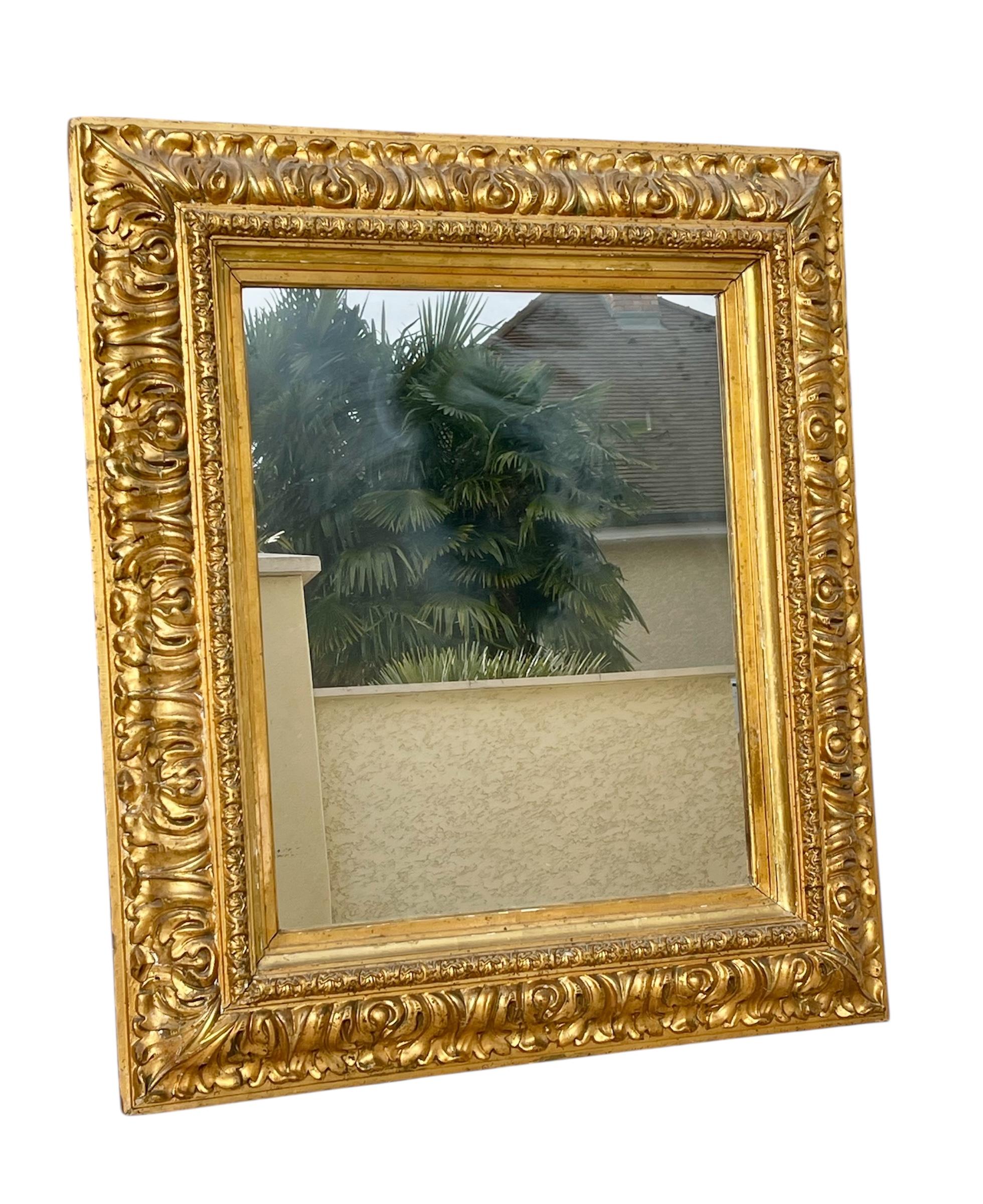 Superbe cadre en plâtre doré d'époque Napoléon III - 19e siècle. A l'origine, ce cadre était destiné à accueillir un tableau et il a été transformé en miroir. Il est de forme rectangulaire et peut être présenté horizontalement ou verticalement. Il