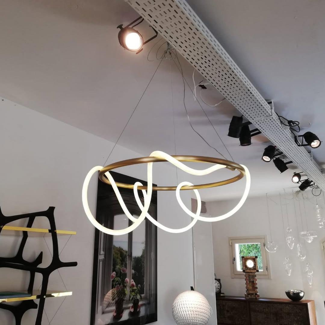 XXI secolo e contemporaneo Cornice dorata, pendente scultoreo in ottone a loop organico di Morghen Studio in vendita