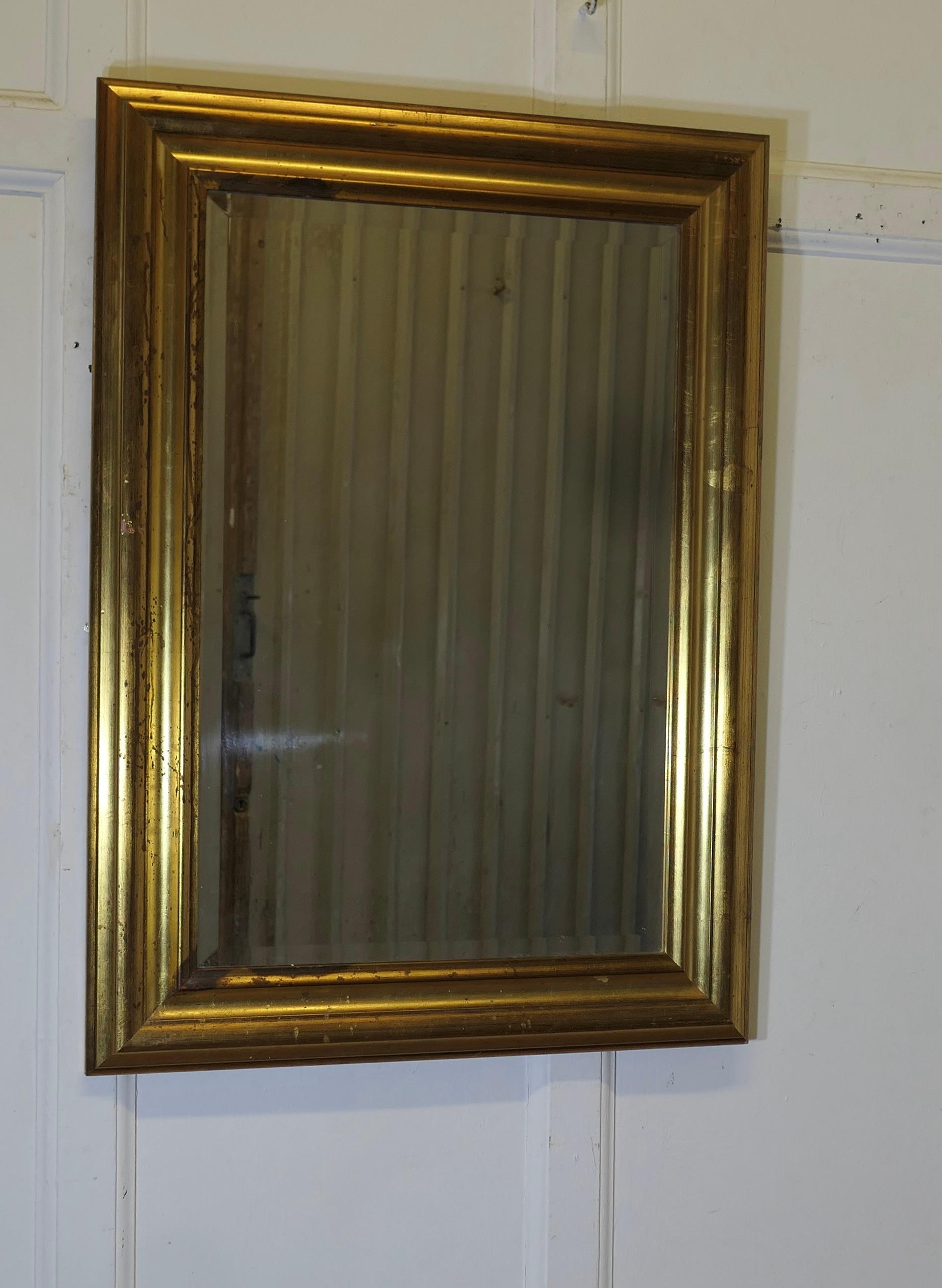 Miroir mural encadré d'or

Il s'agit d'une pièce de bonne taille et très attrayante. Le cadre moulé de 4 pouces de large a une belle couleur antique.
Le miroir est biseauté et constitue dans l'ensemble une pièce attrayante en bon état d'usage. 
Le