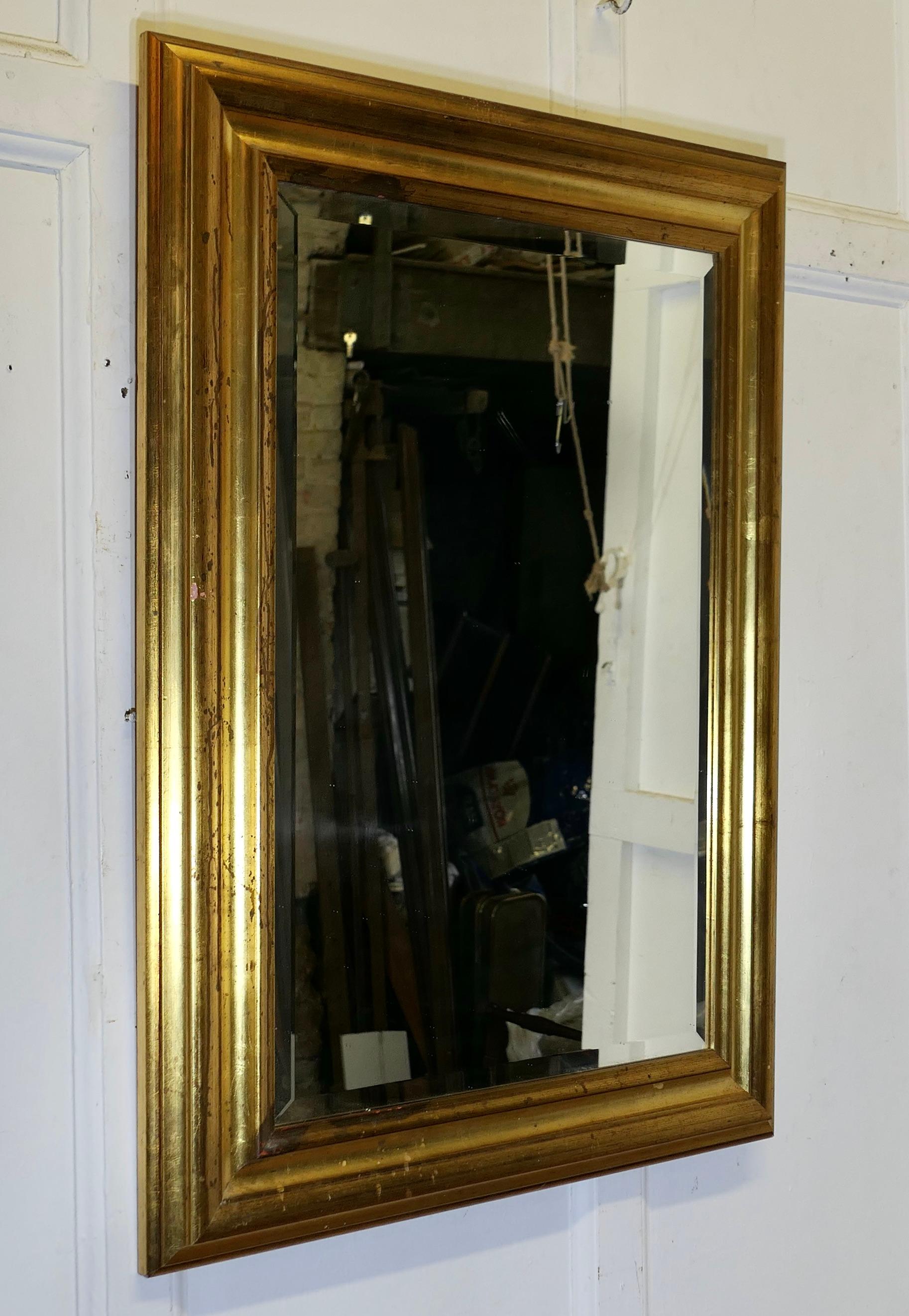 Style Adam Miroir mural encadré d'or  C'est une bonne taille et une pièce très attrayante en vente