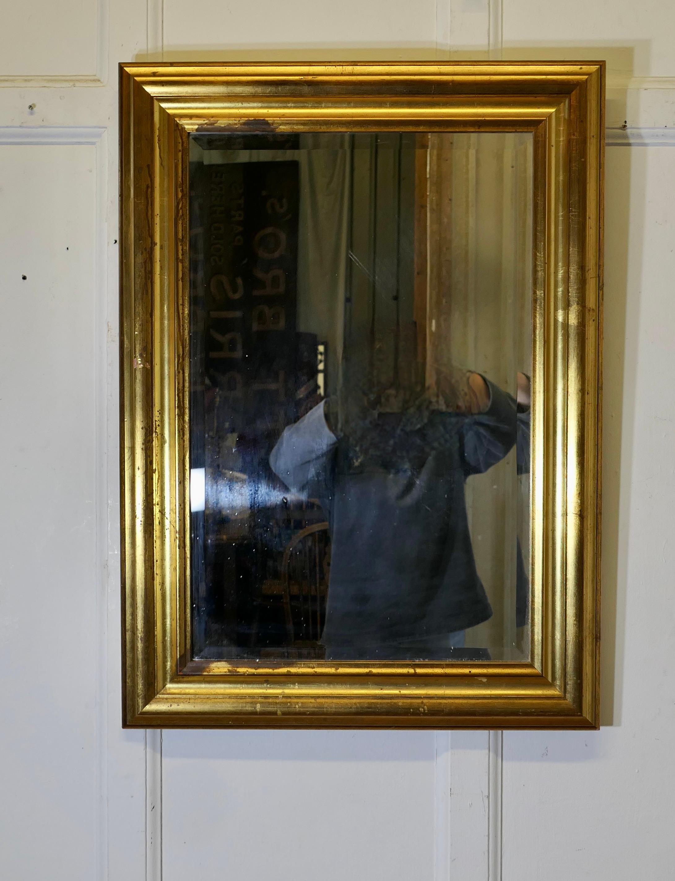 Miroir mural encadré d'or  C'est une bonne taille et une pièce très attrayante Bon état - En vente à Godshill, Isle of Wight