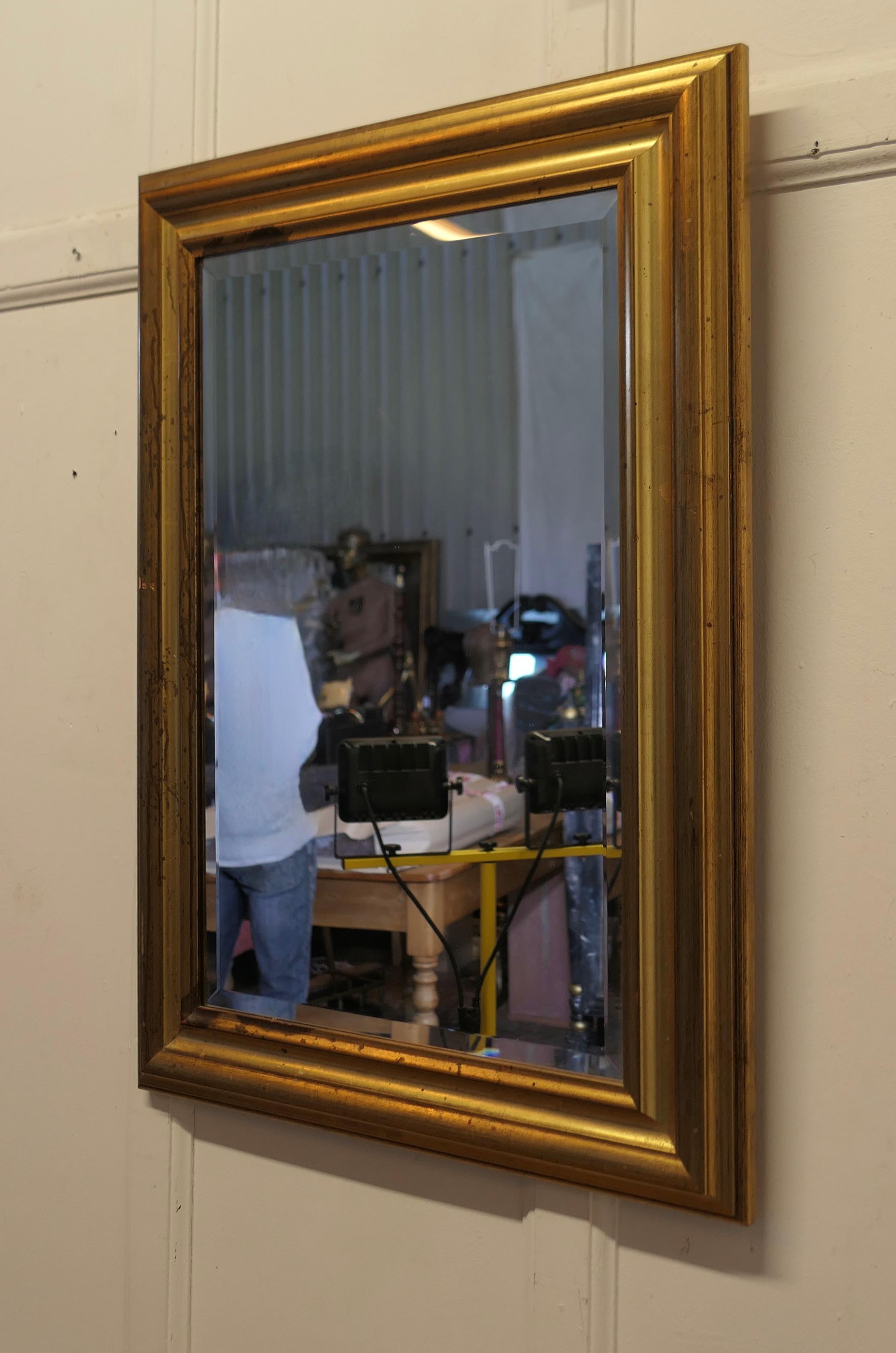 Milieu du XXe siècle Miroir mural encadré d'or  C'est une bonne taille et une pièce très attrayante en vente