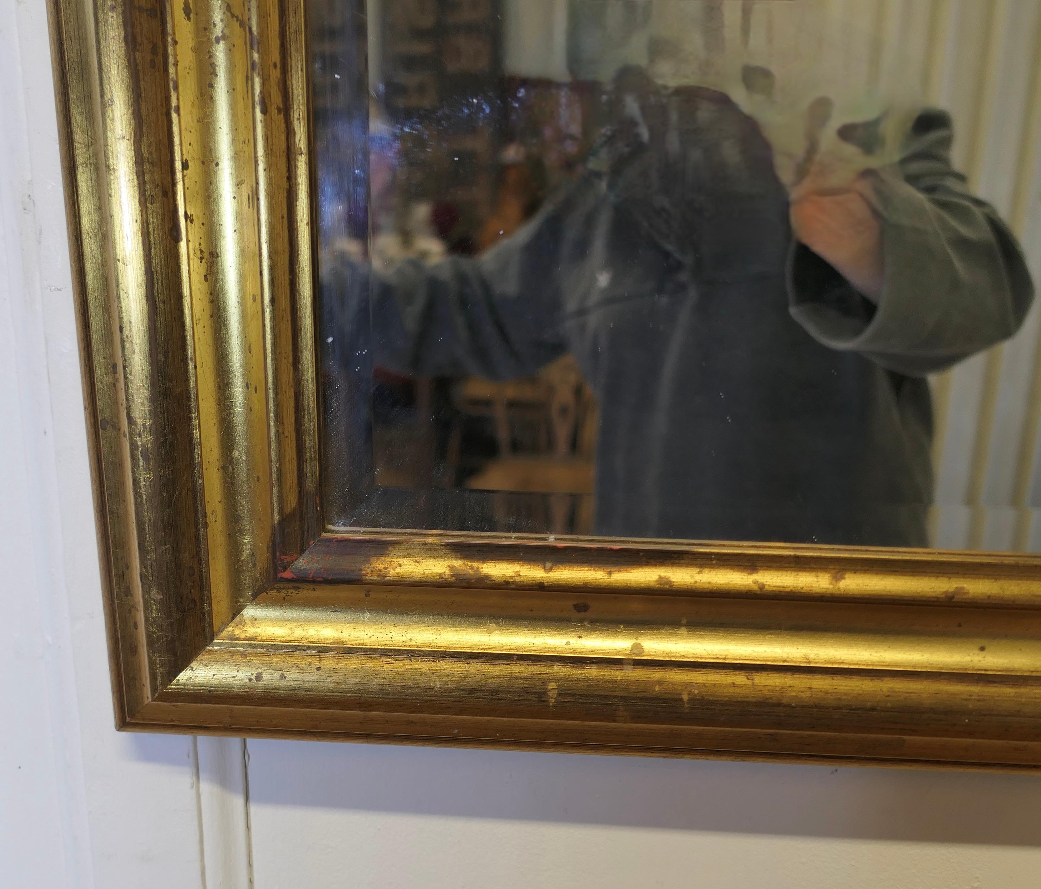Bois doré Miroir mural encadré d'or  C'est une bonne taille et une pièce très attrayante en vente