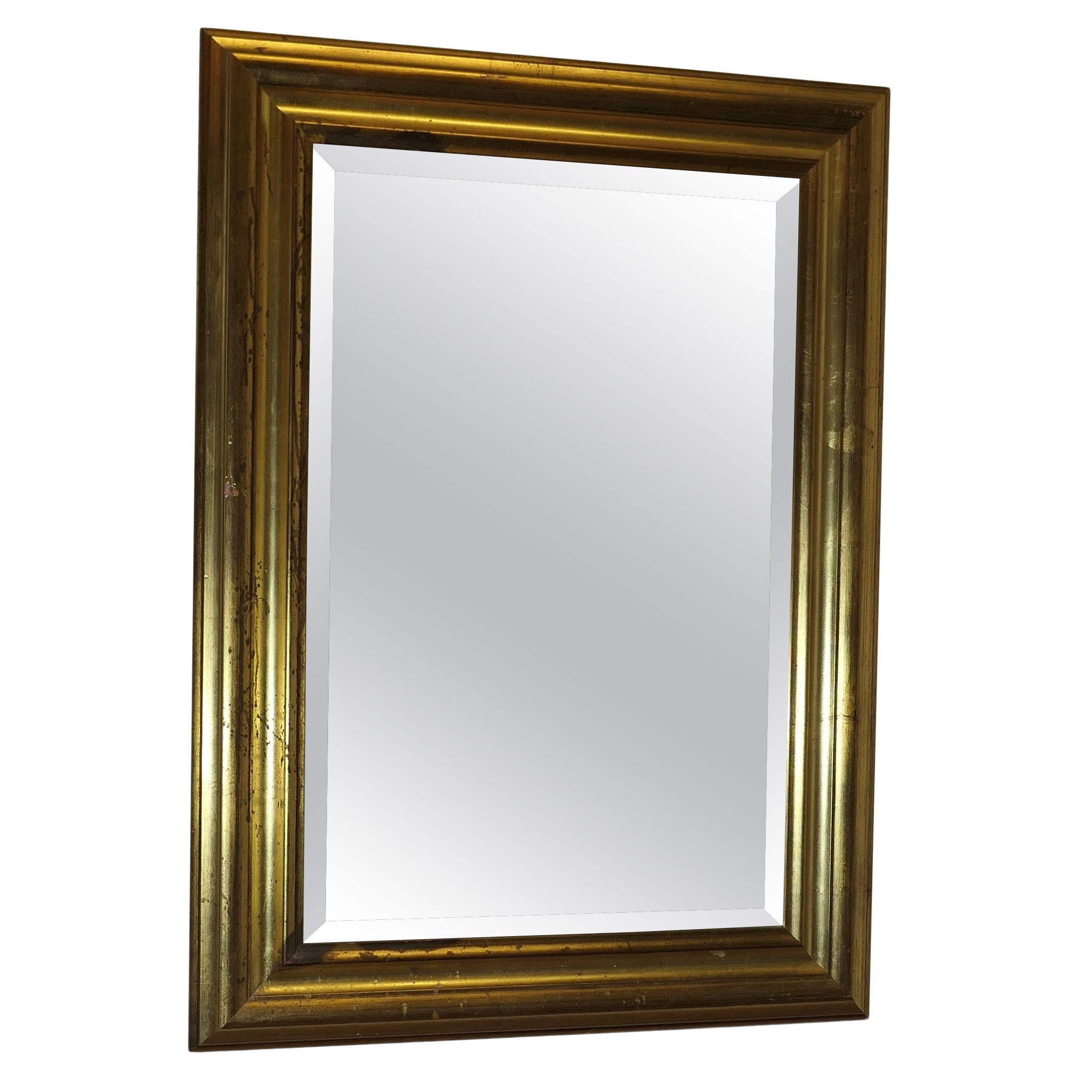 Specchio da parete con cornice dorata  È un pezzo di buone dimensioni e molto attraente.