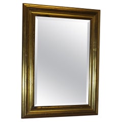 Specchio da parete con cornice dorata  È un pezzo di buone dimensioni e molto attraente.