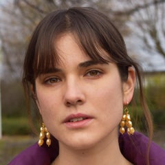 Pendientes de perlas de agua dulce doradas  por Ifemi Joyas