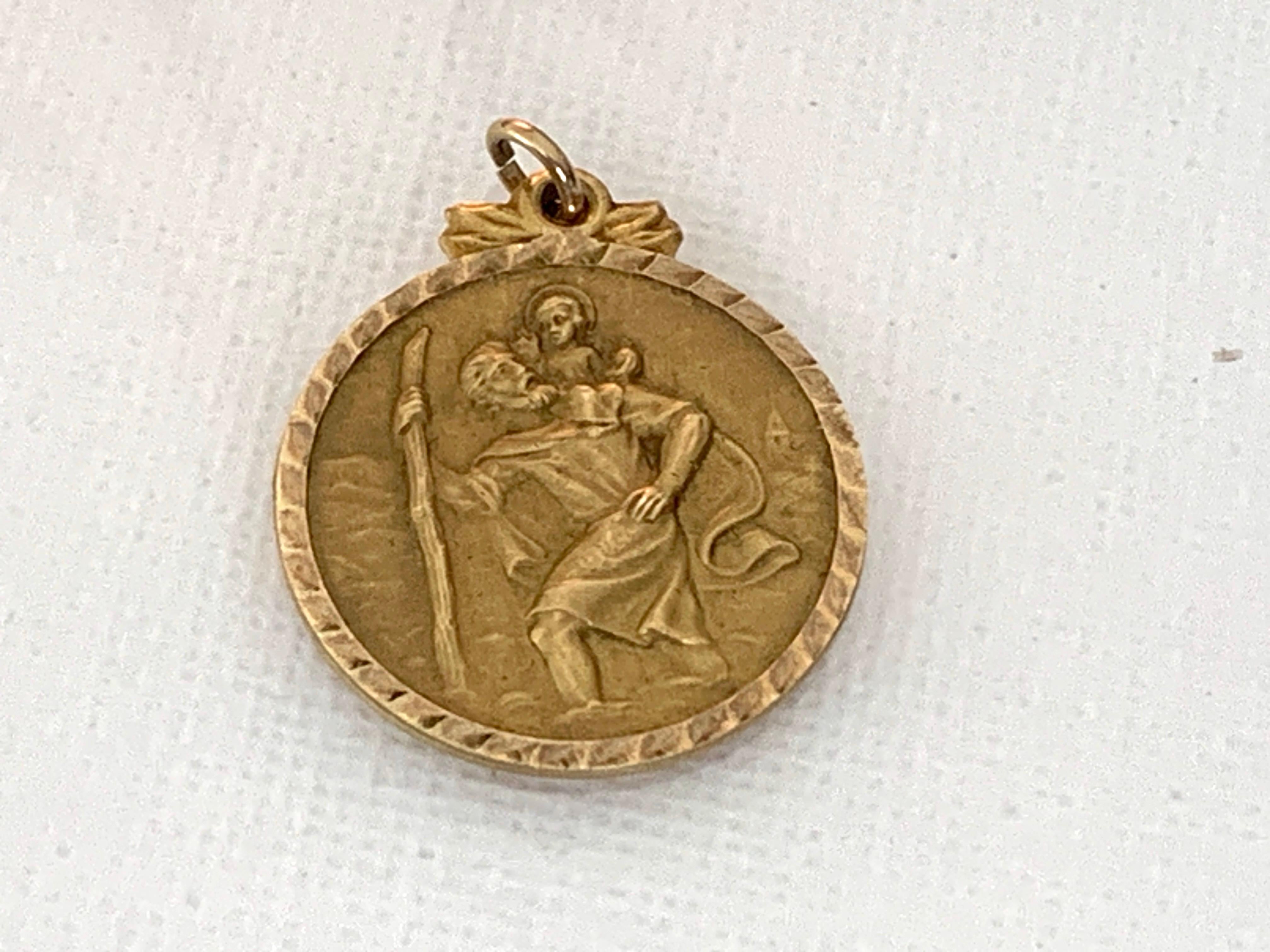 Ciondolo in oro 9ct 375 Christophe d'epoca
Completamente marchiato
Birmingham 1973
Peso 3.96 grammi
Diametro 2 cm