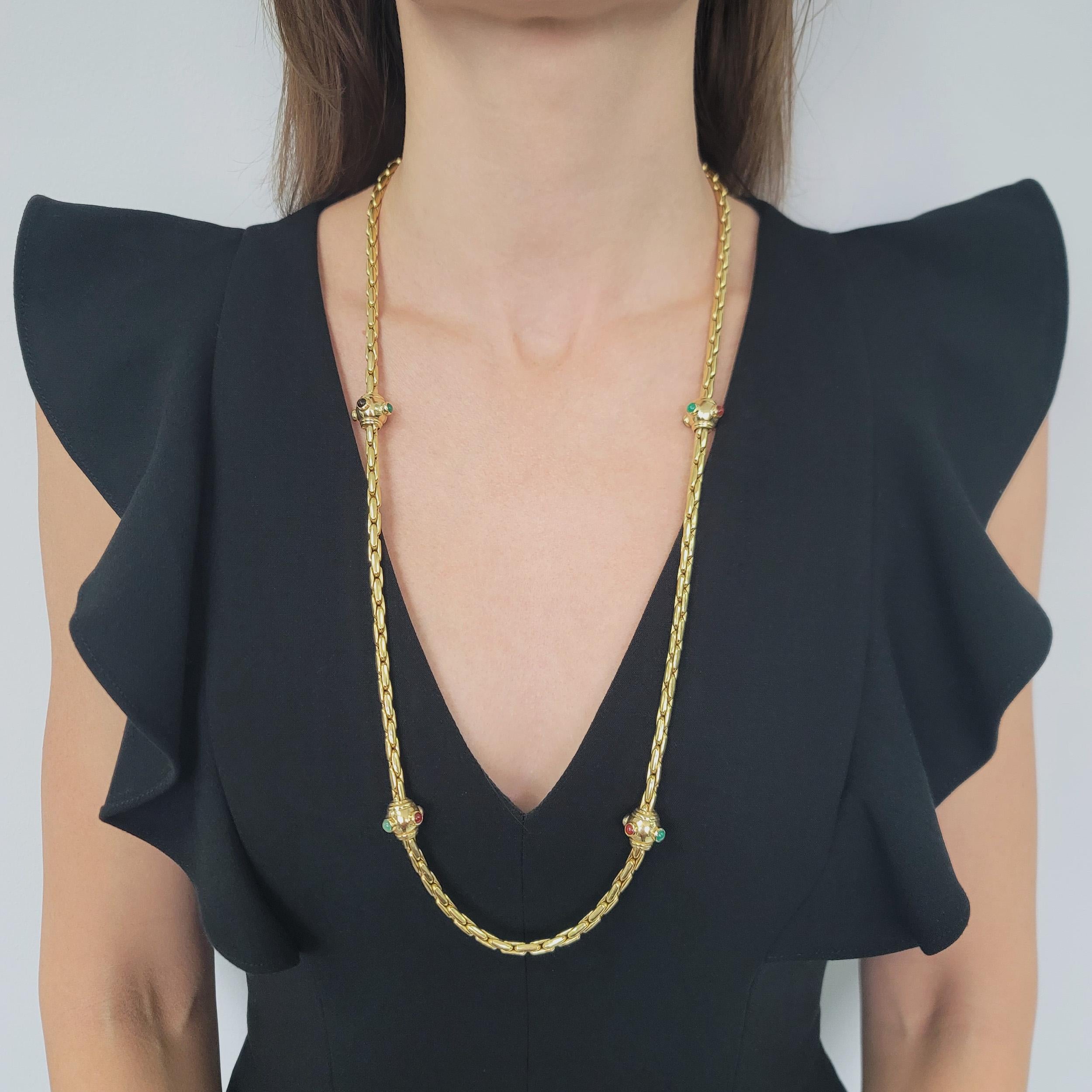 18k Gelbgold und Edelstein lange Kette Halskette. Die Halskette besteht aus einer dicken rechteckigen Kette, die mit 4 großen stationären Goldperlen verziert ist, von denen jede mit 4 verschiedenen mehrfarbigen Edelsteinen besetzt ist. Ausgestattet