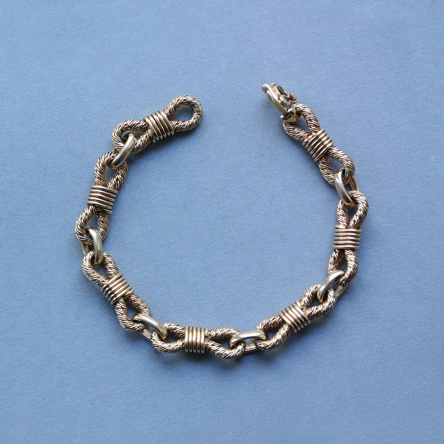 A yellow 18 carat gold link bracelet by Lenfant who is considered to be ‘le maître de la chaîne’. Every link is made in the classic Lenfant braided rope like texture and the links are bound together in the middle by a gold a band of gold wire. The