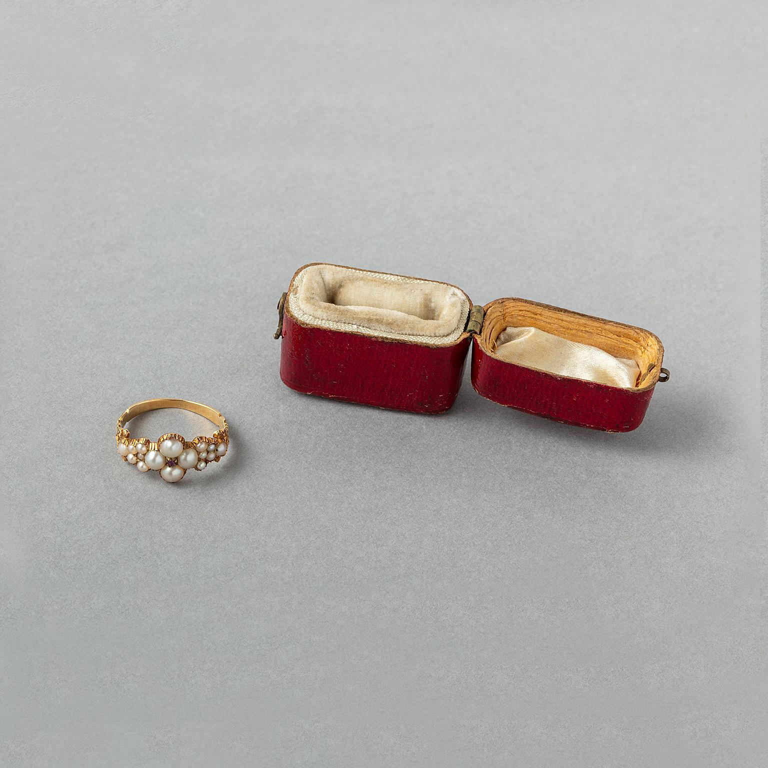 Women's or Men's gold Georgian ring with pearls For Sale