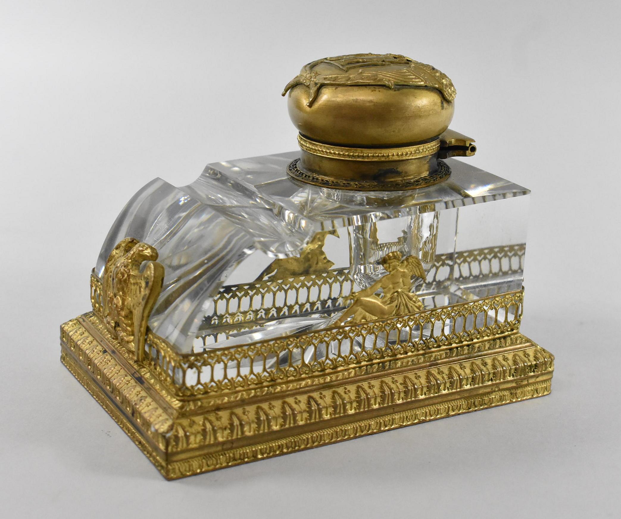 Néo-classique Encrier Hera en verre taillé français doré avec paon et aigle en relief en vente