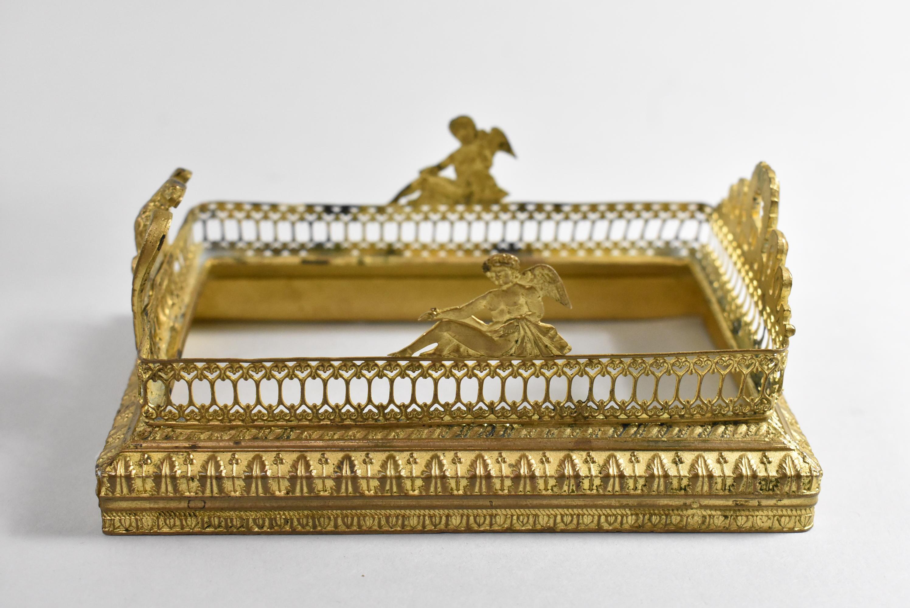20ième siècle Encrier Hera en verre taillé français doré avec paon et aigle en relief en vente