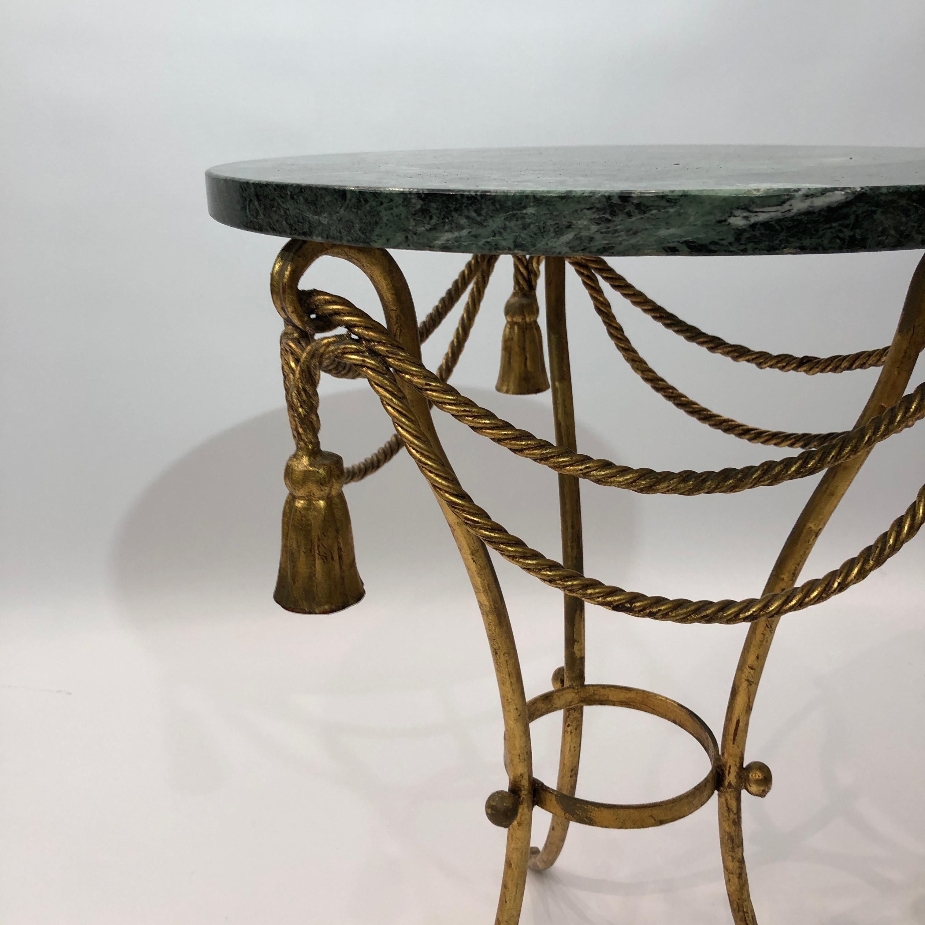 Tavolino italiano in marmo verde con corda dorata e nappe #1 Hollywood Regenc in vendita 3