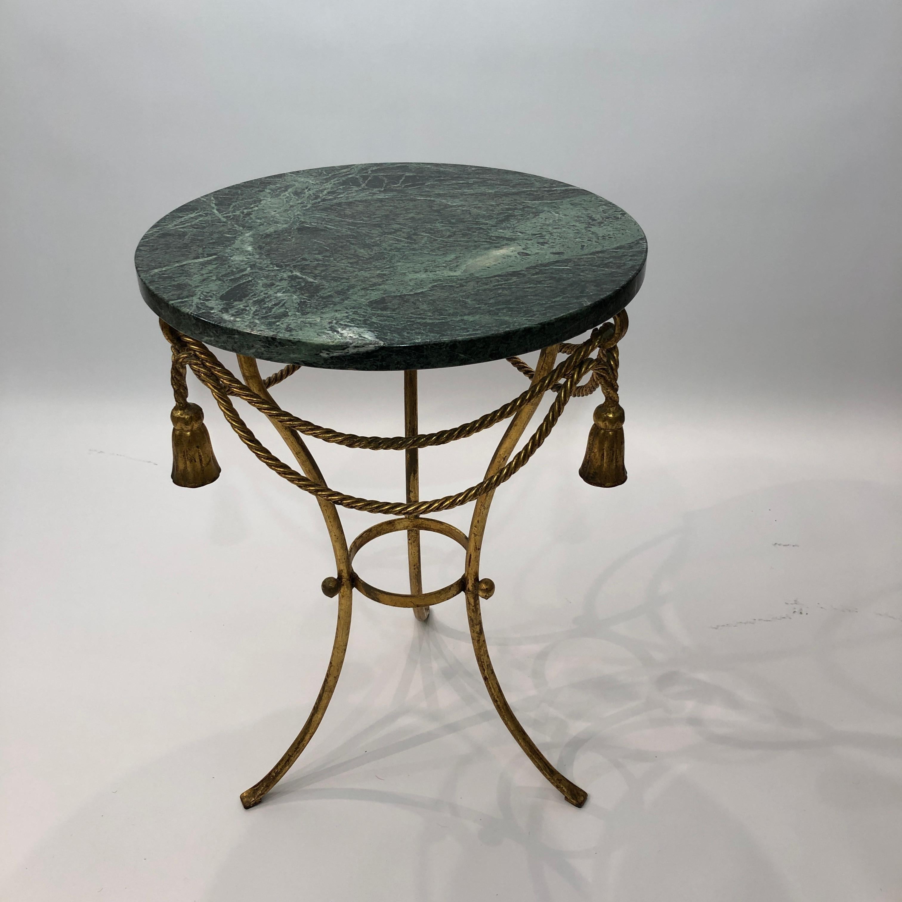 Hollywood Regency Tavolino italiano in marmo verde con corda dorata e nappe #1 Hollywood Regenc in vendita