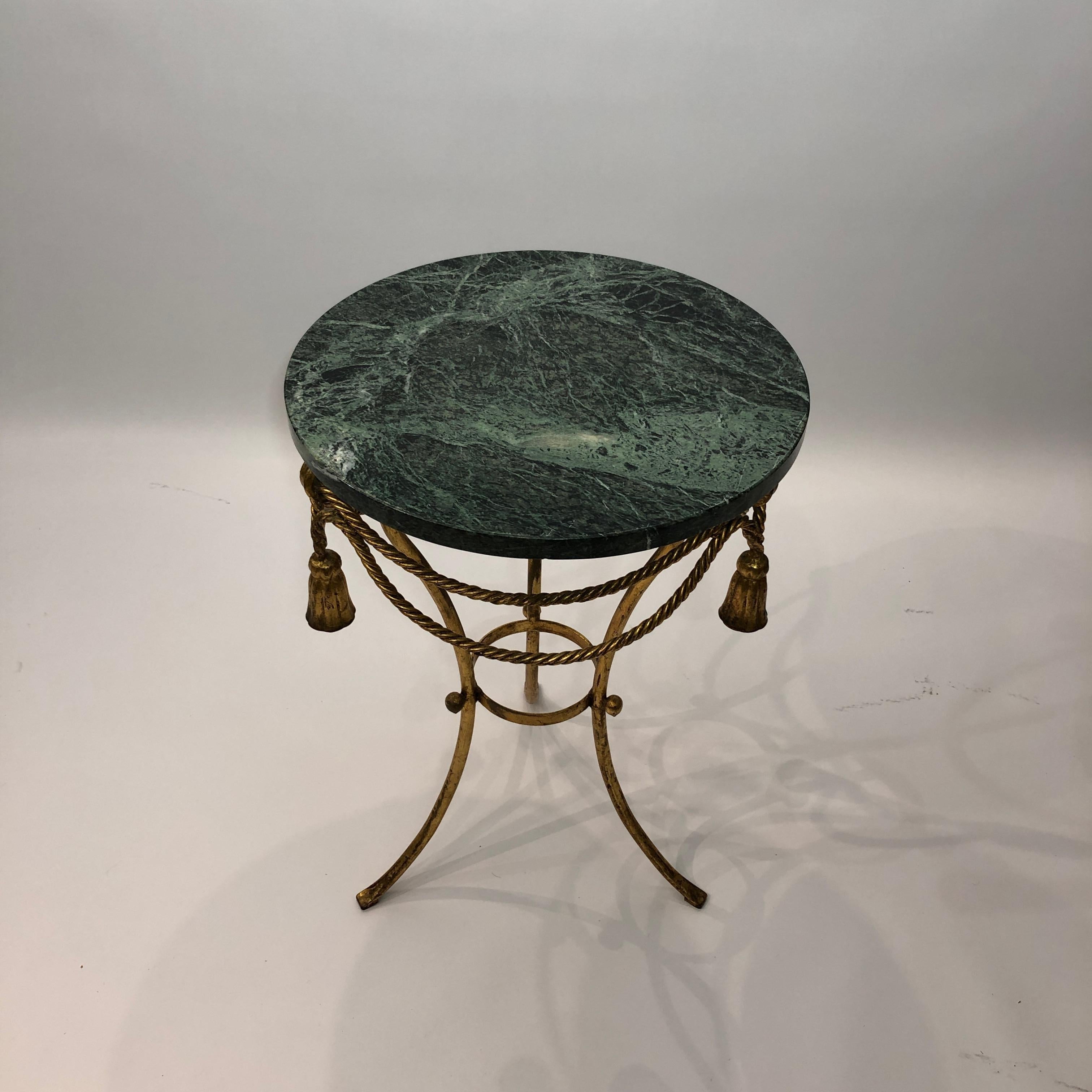 Italiano Tavolino italiano in marmo verde con corda dorata e nappe #1 Hollywood Regenc in vendita