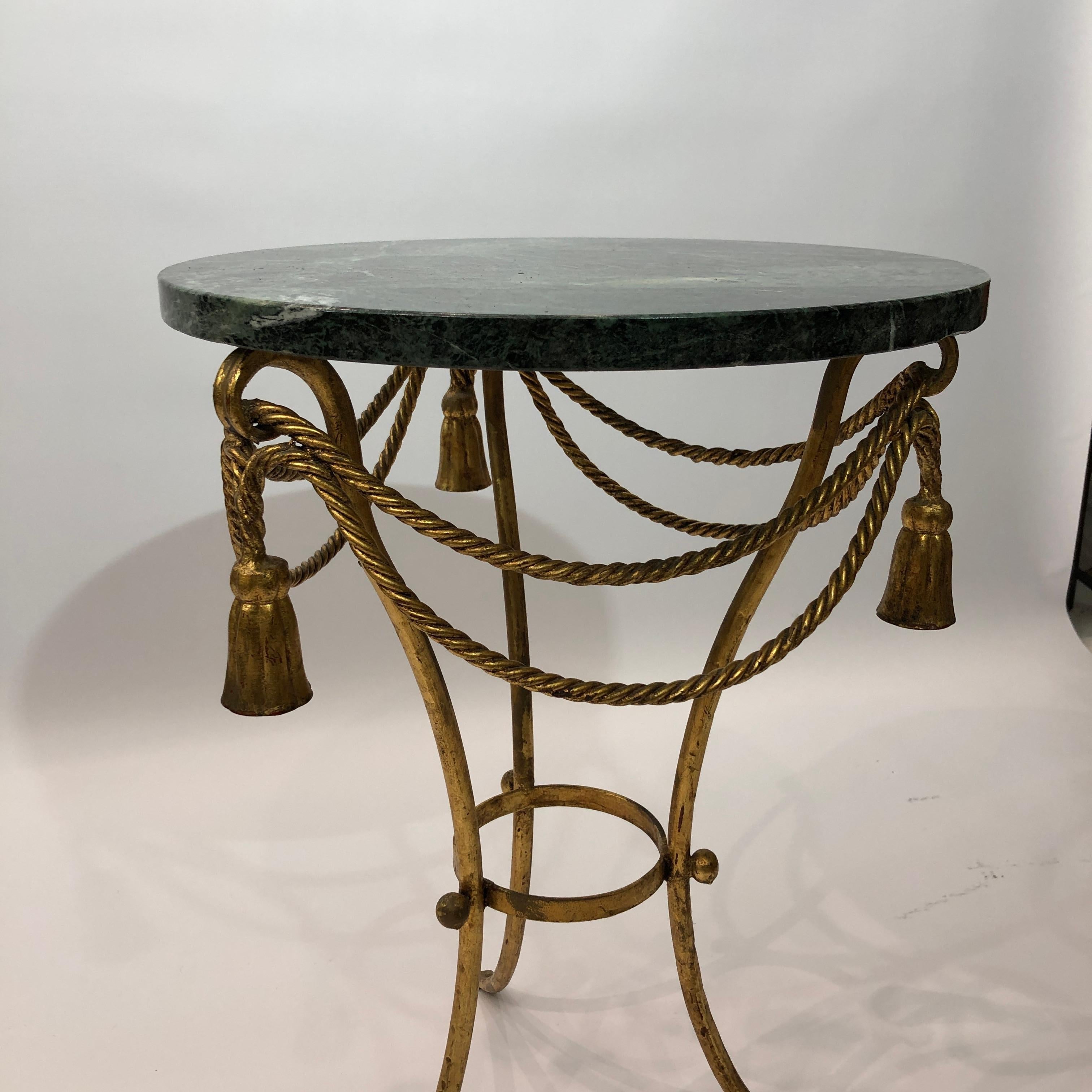 Ottone Tavolino italiano in marmo verde con corda dorata e nappe #1 Hollywood Regenc in vendita