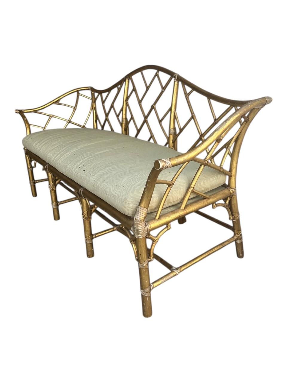 Gold vergoldetes Bambussofa (2 verfügbar).  Wunderschön vergoldete Sofas mit Gitterrahmen im eleganten Hollywood-Regency-Stil.