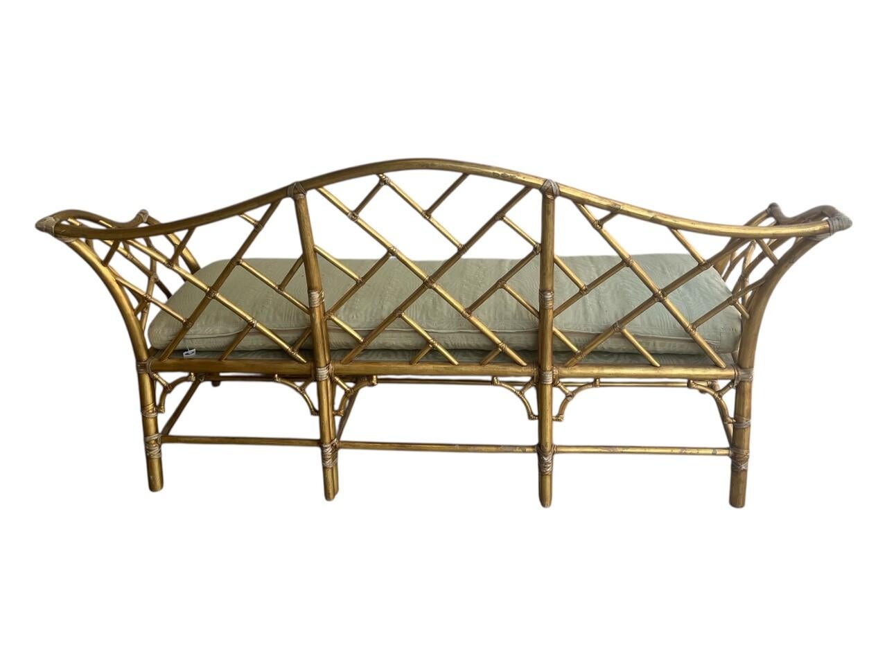 Gold vergoldetes Bambussofa (2 verfügbar) (Chinoiserie) im Angebot
