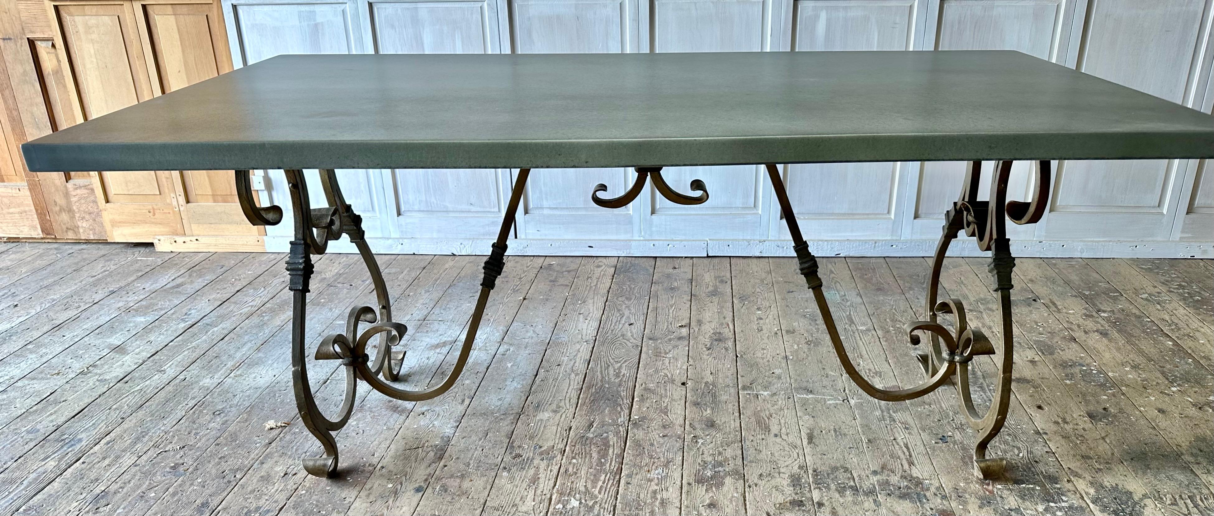 Table en métal baroque doré avec plateau en zinc en vente 3