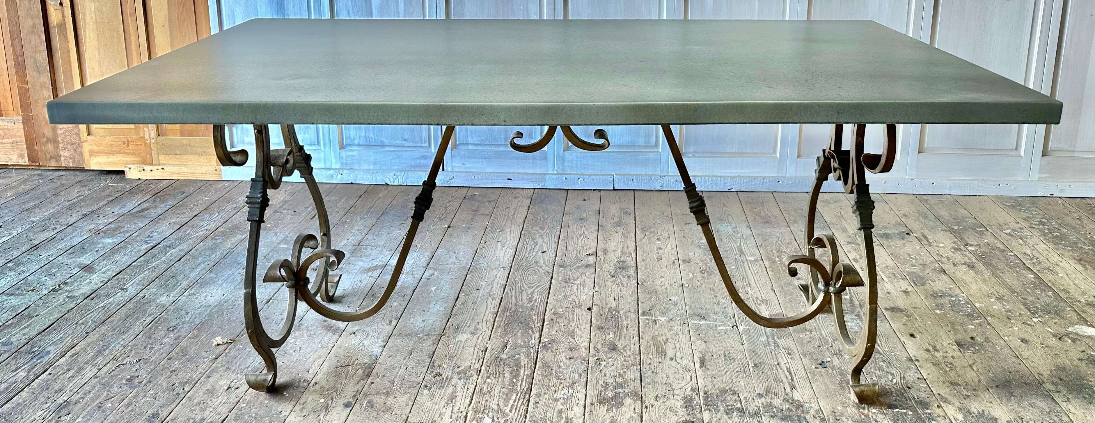 Table en métal baroque doré avec plateau en zinc en vente 4