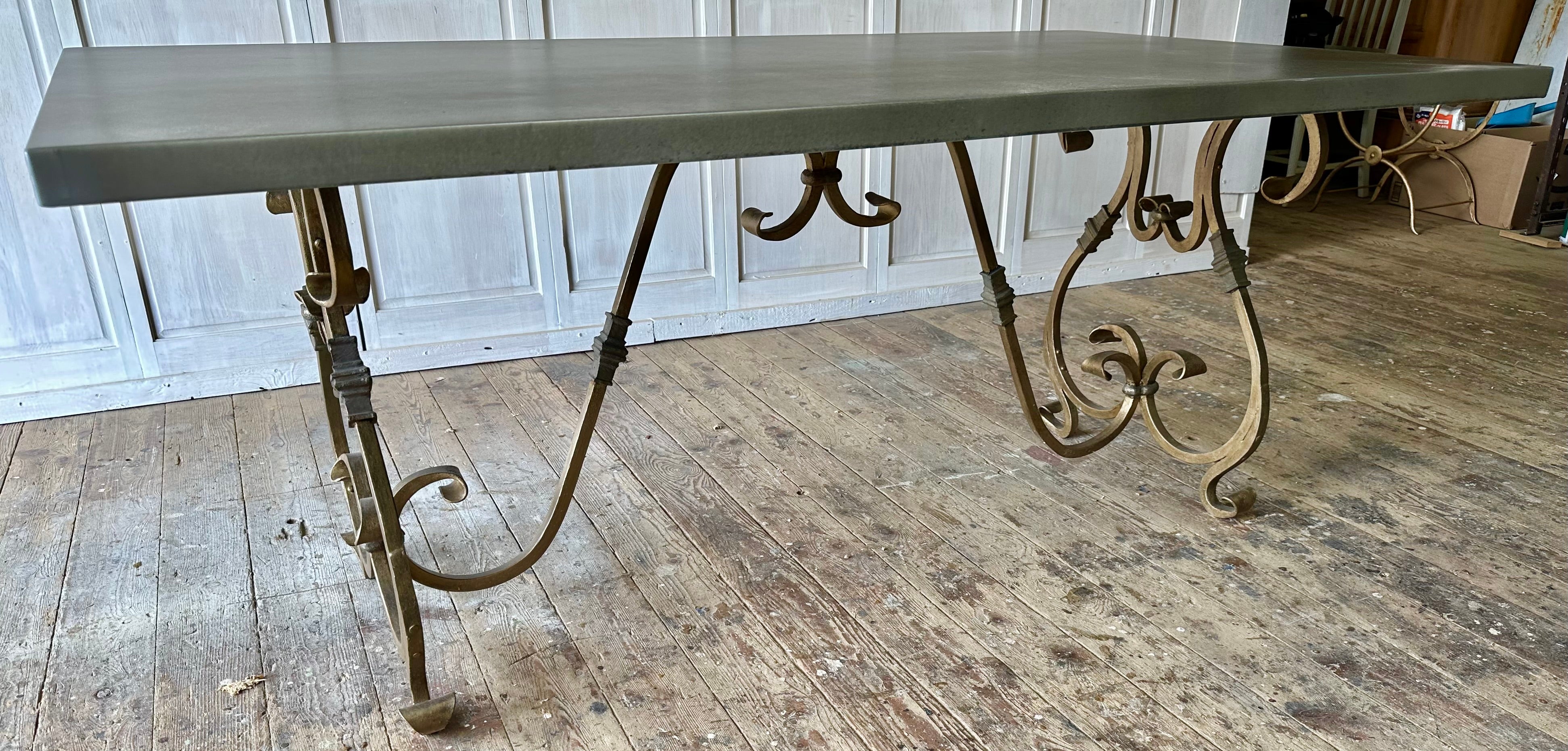 Style et fonctionnalité - Un mariage entre l'ancien et le nouveau.  Le plateau en zinc nouvellement fabriqué repose sur une base de table vintage de style baroque français avec des tons dorés, fabriquée vers les années 2000. La table peut être