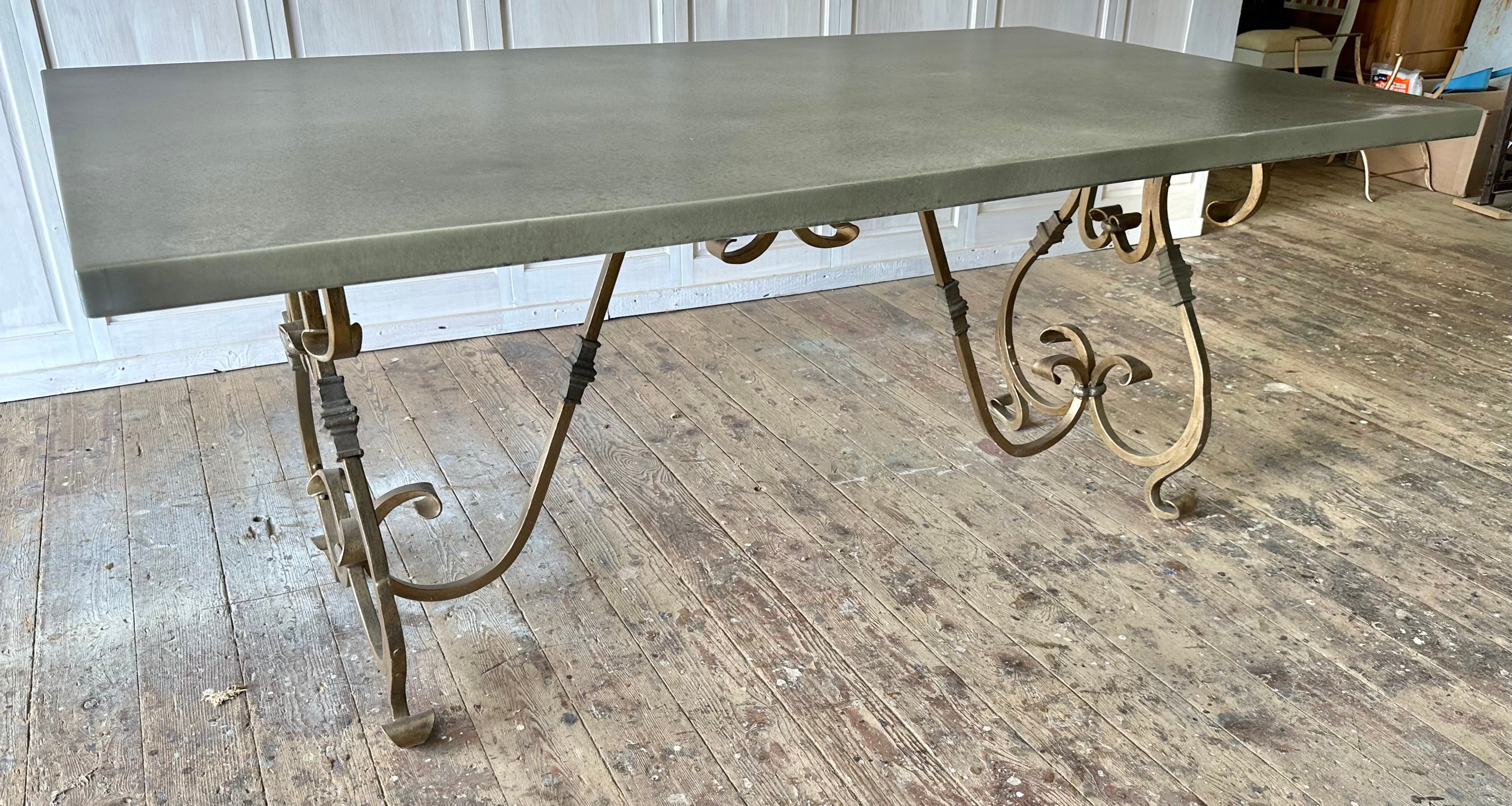 Baroque Table en métal baroque doré avec plateau en zinc en vente