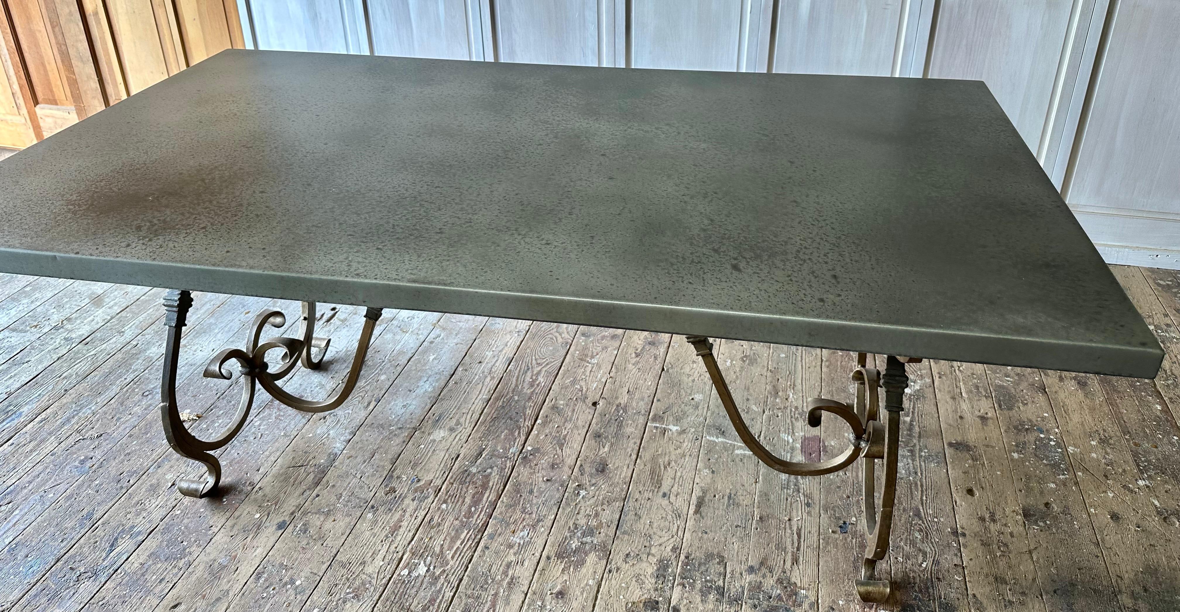 Table en métal baroque doré avec plateau en zinc Bon état - En vente à Sheffield, MA