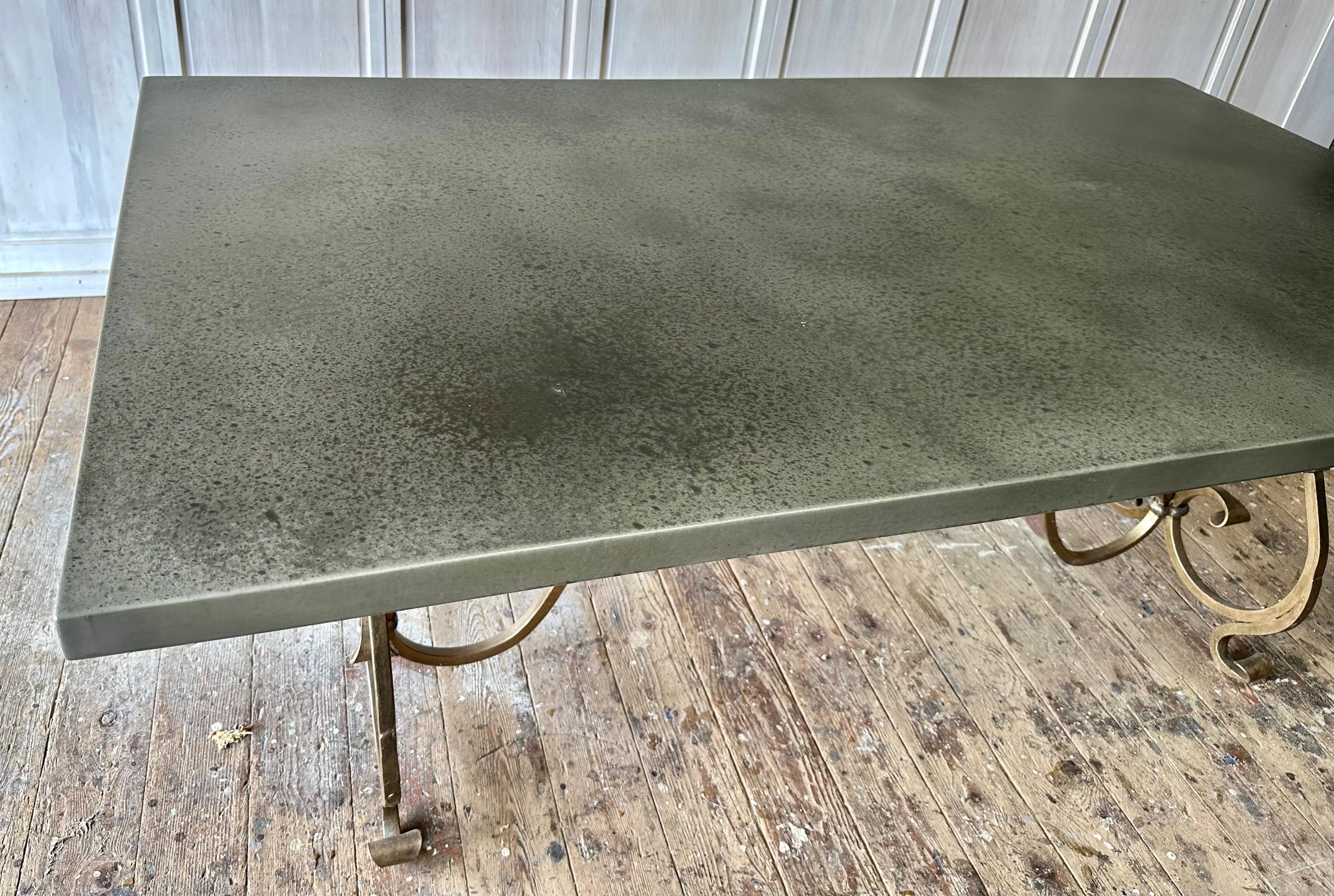 Métal Table en métal baroque doré avec plateau en zinc en vente