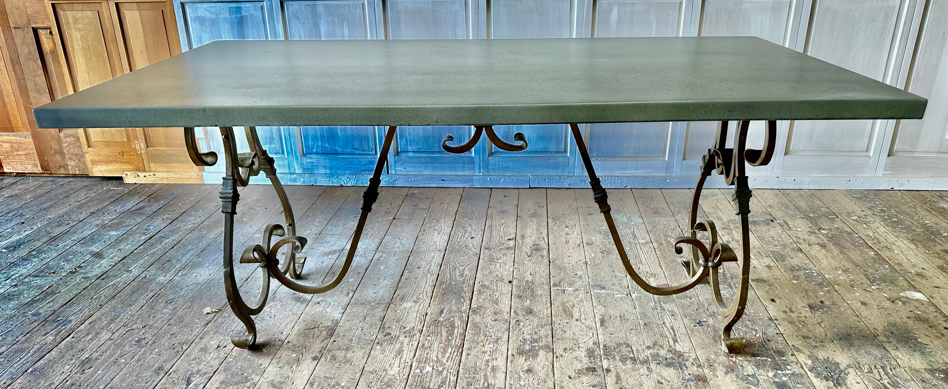 Table en métal baroque doré avec plateau en zinc en vente 2